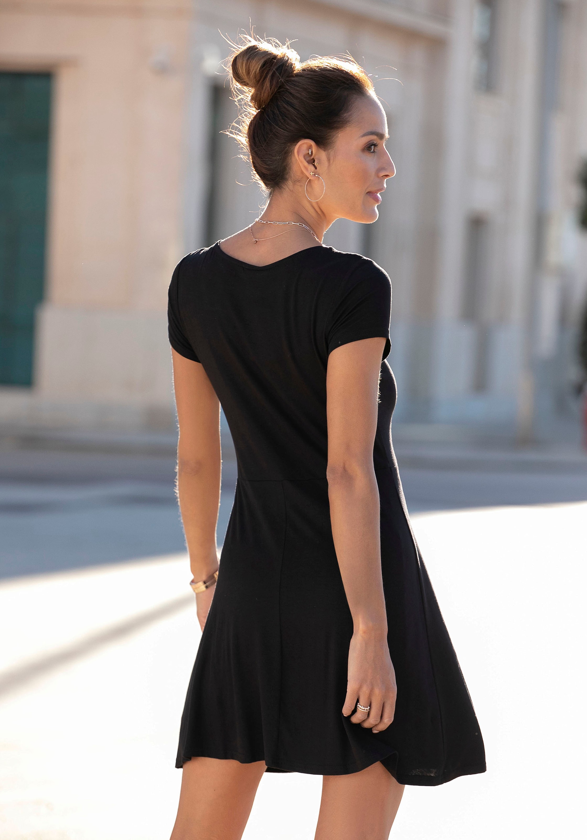 LASCANA Sommerkleid, bei mit am OTTO Zierbändern online bestellen Ausschnitt