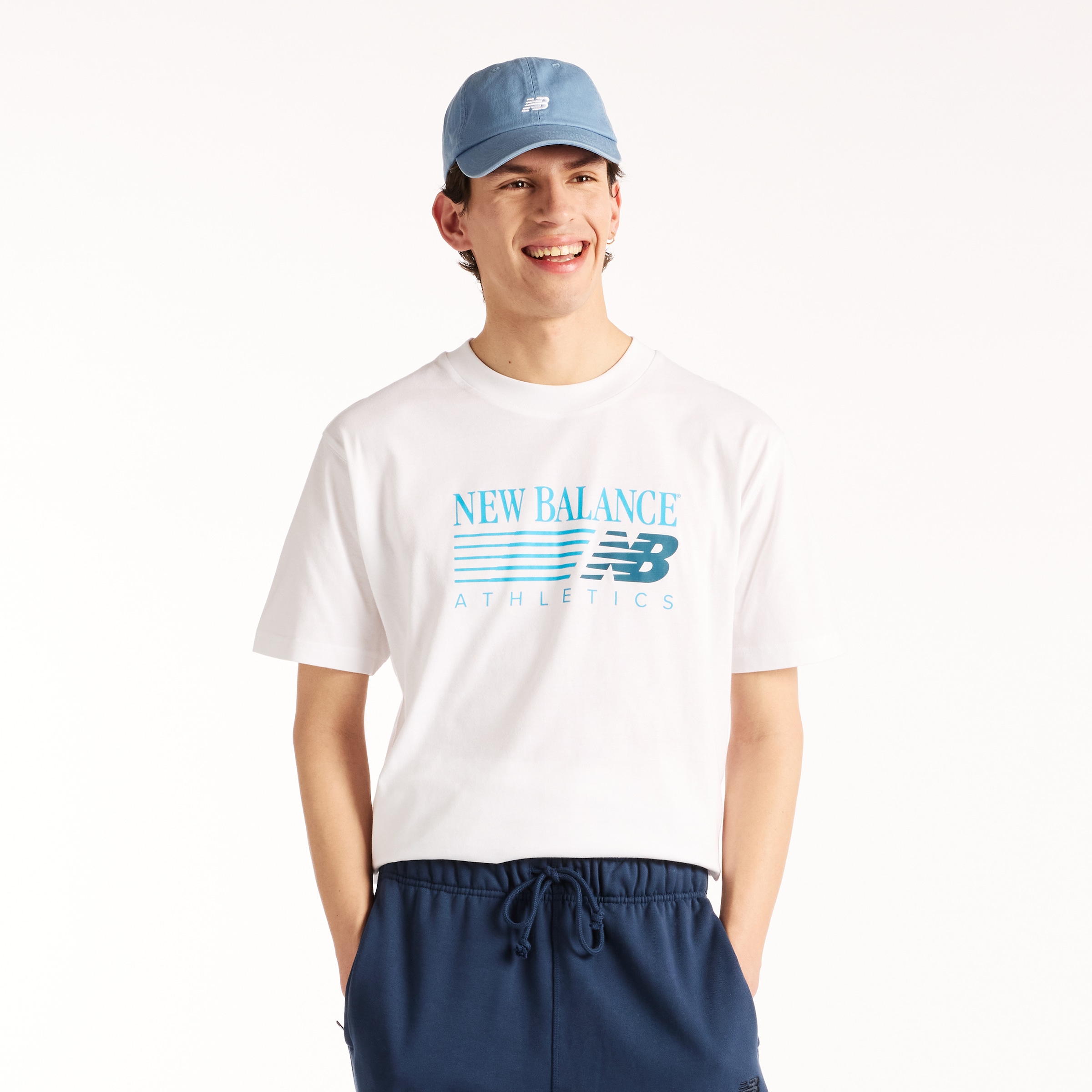 New Balance T-Shirt »REIMAGINED  GRAPHIC T-SHIRT« sportlicher Stil, aus Baumwolle, T-Shirt-Schnitt