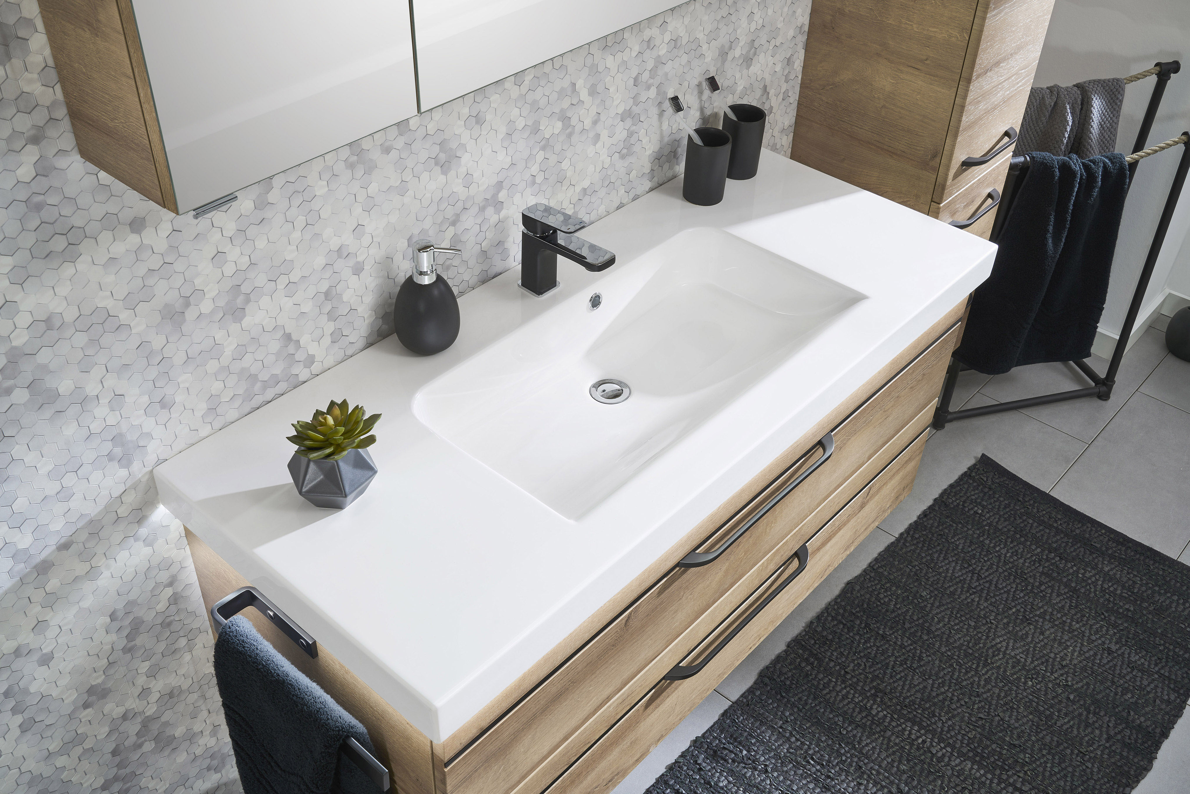 Saphir Waschtisch »Serie Balto Mineralmarmor-Waschtisch mit Unterschrank in braun, Größe B/H/T: 123 cm x 55,6 cm x 50,8 cm