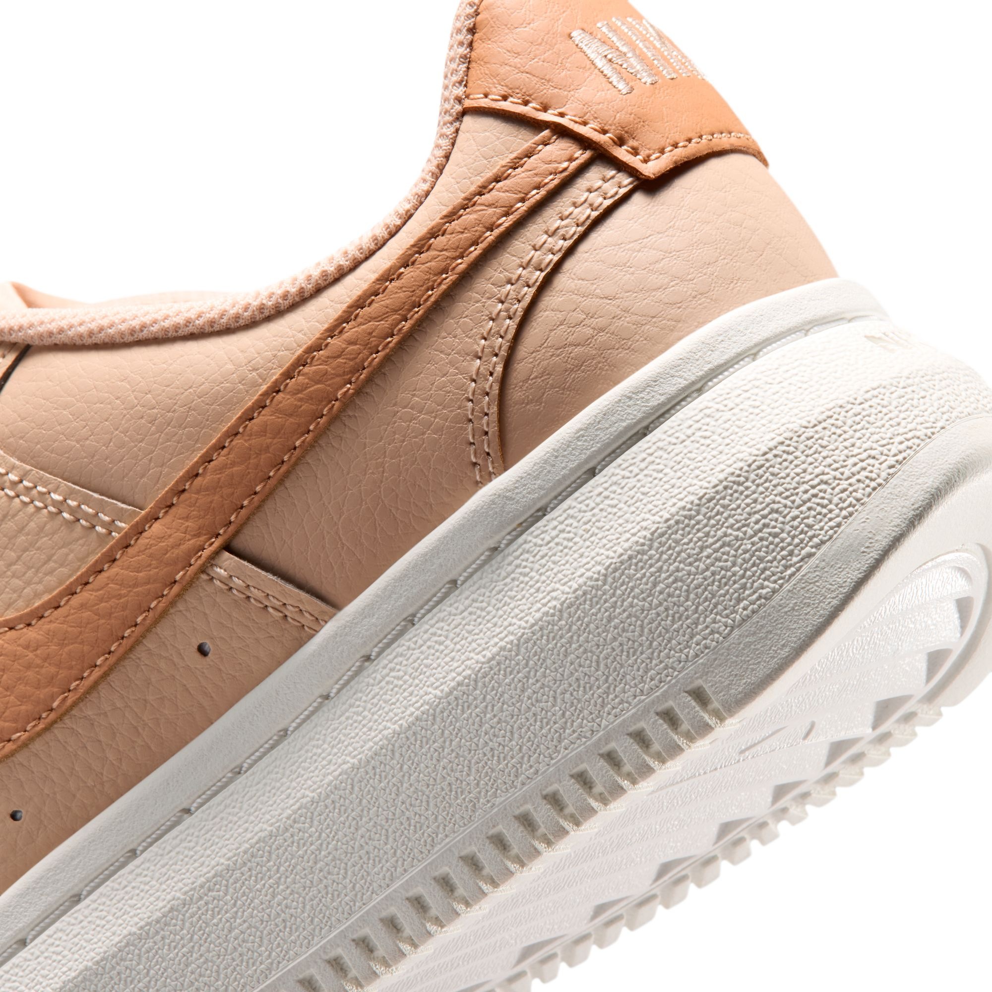 Nike Sportswear Sneaker »Court Vision Alta«  Design auf den Spuren des Air Force 1