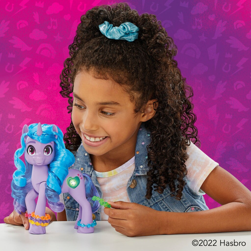 Hasbro Spielfigur »Izzy Moonbow«, mit über 20 Reaktionen und leuchtendem Schönheitsfleck