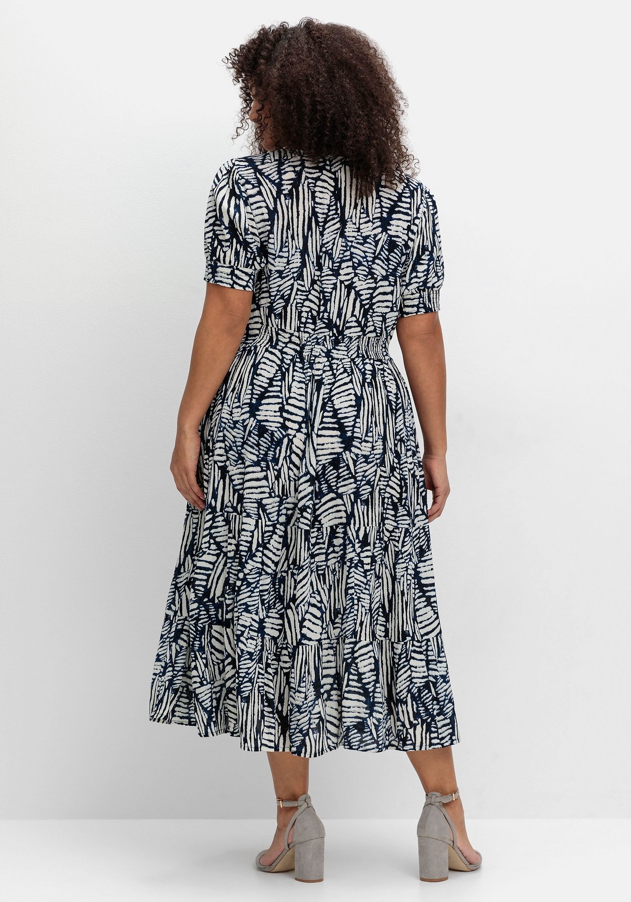 Sheego Sommerkleid »Maxikleid mit Grafikprint und Volantsaum«