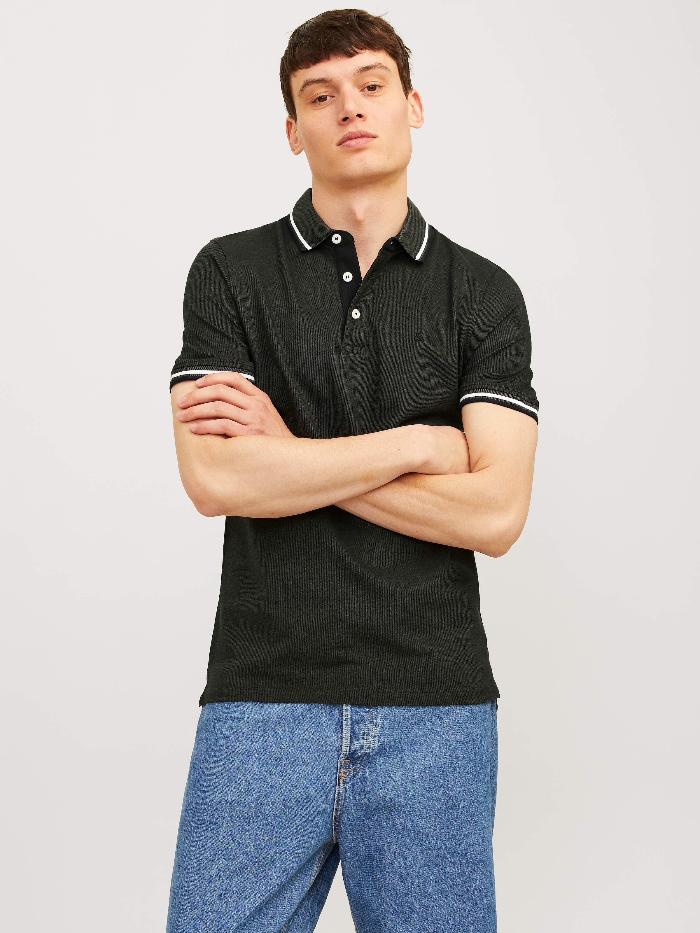 Jack & Jones Poloshirt »JJEPAULOS im Doppelpack mit Logostickerei und Komfort«, 2 Stk. unifarben mit Farbeinsatz, modisch, schmal, Baumwolle, Polokragen
