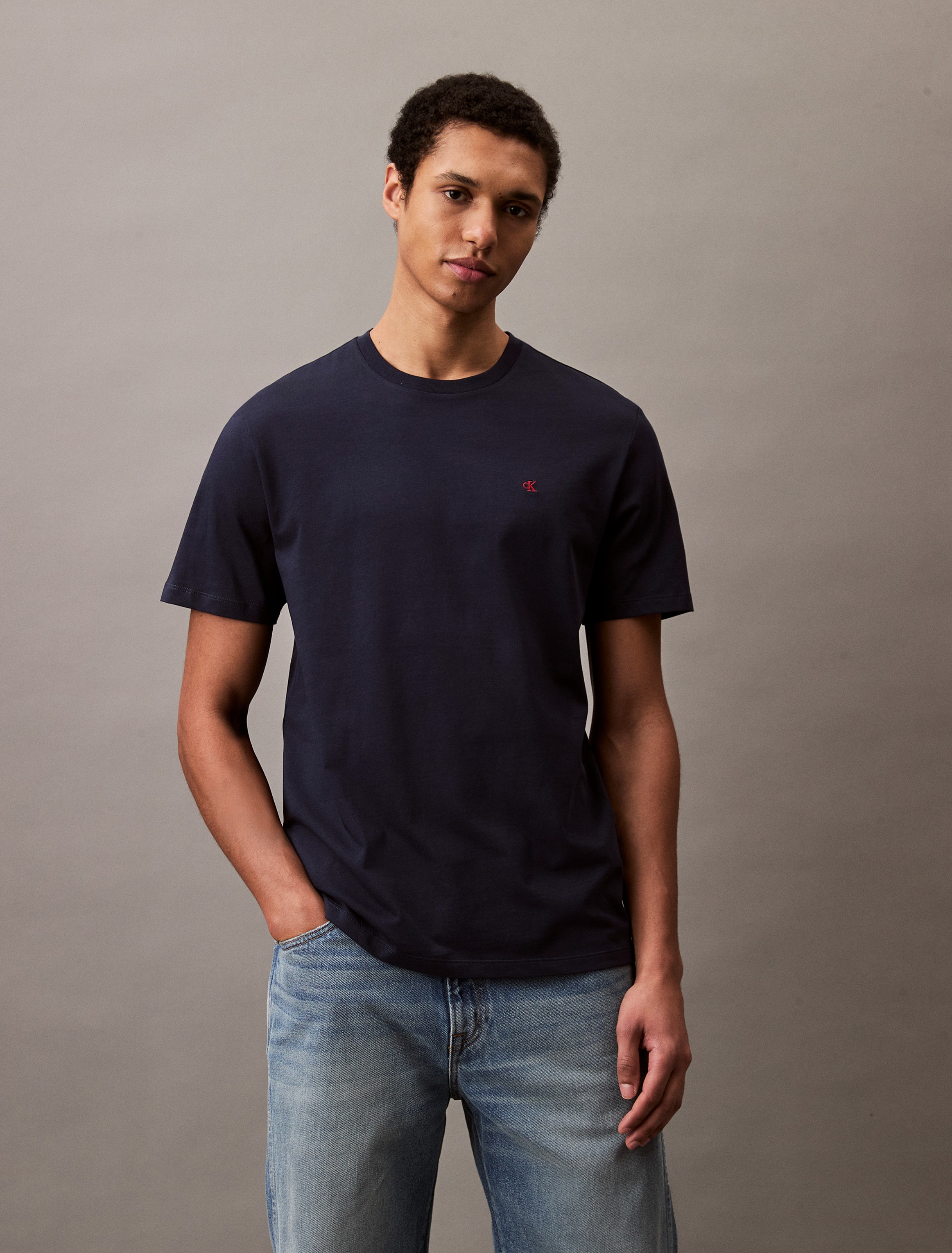 Calvin Klein Jeans T-Shirt »SS SMOOTH CTTN SOLID CREWNK TEE«, mit Logo