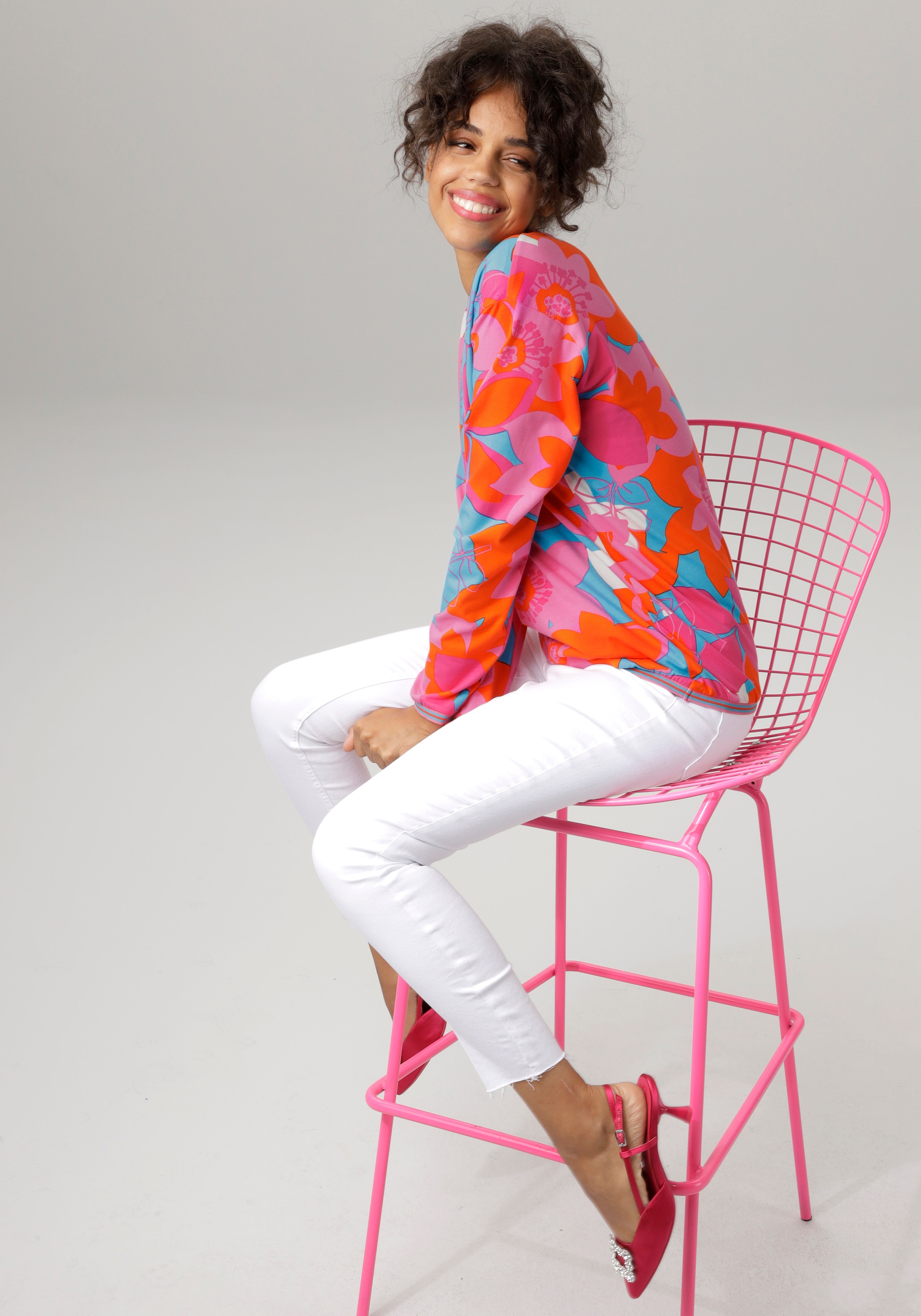 großflächigem, im Online mit CASUAL Sweatshirt, OTTO Aniston Shop farbenfrohen Blumendruck