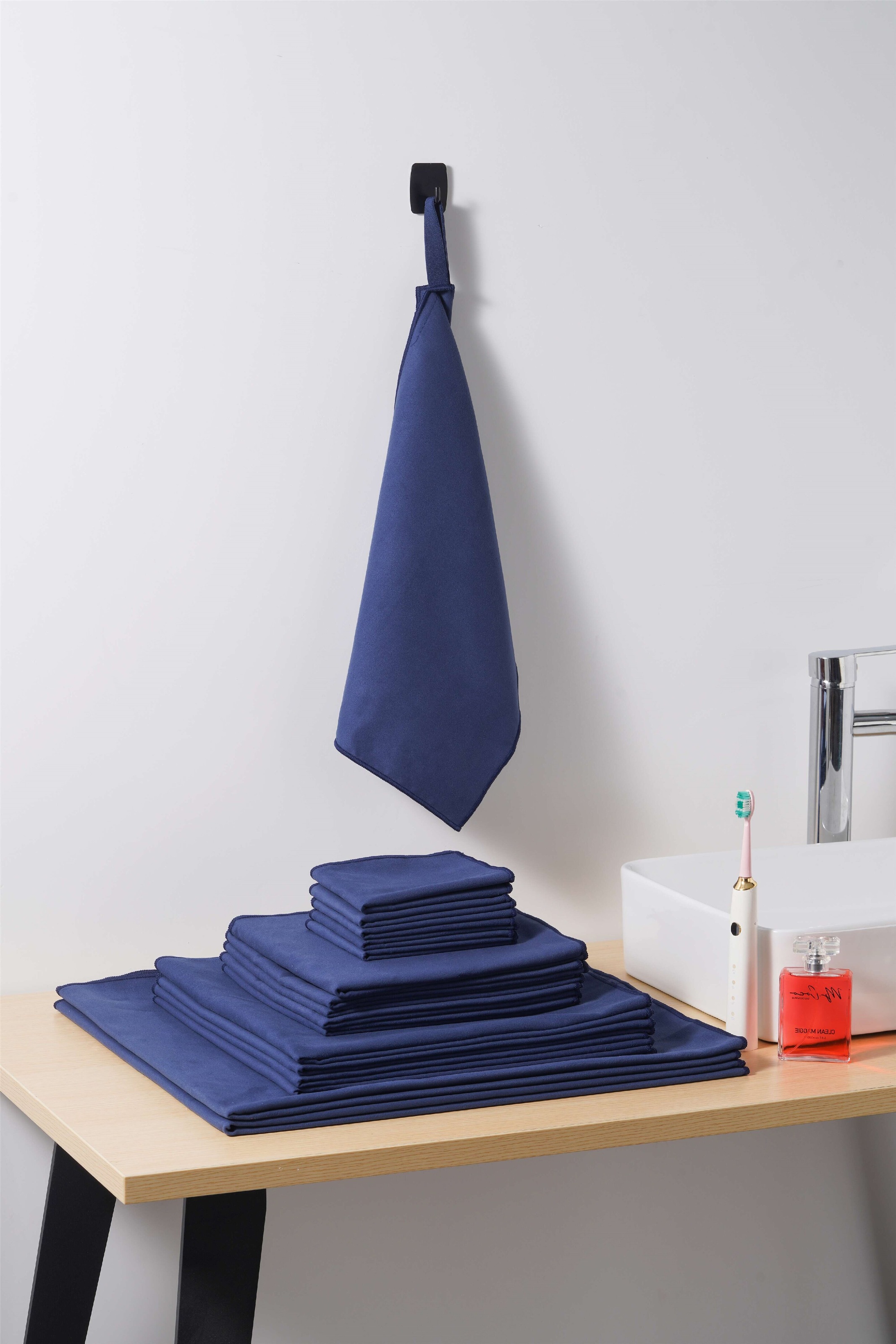 OTTO home Handtücher »Leoa, diverse Größen, Sporthandtuch, Reisehandtuch, Strandtuch« sehr leicht, kompakt, schnelltrocknend, Mikrofaser mit Kontrastnaht