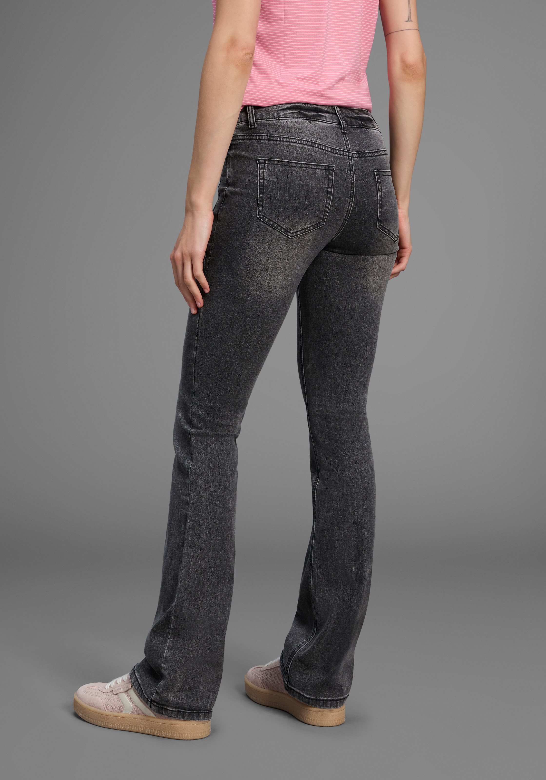 Arizona Bootcut-Jeans »mit Keileinsätzen«, ausgestellte Beinform, niedrige Leibhöhe, elastisches Material