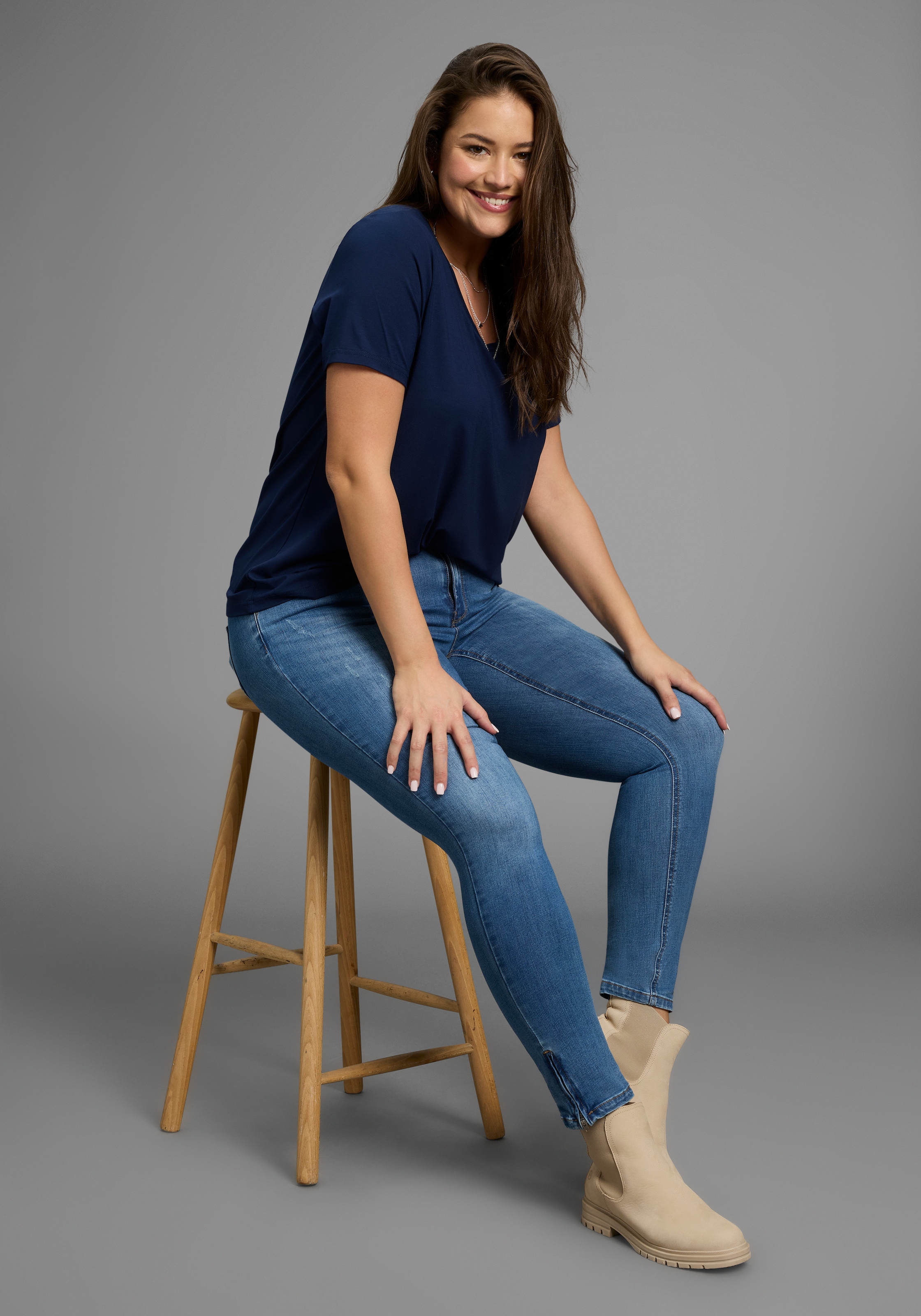 Laura Scott CURVE T-Shirt, mit V-Ausschnitt aus fließender Viskose - GROSSE GRÖSSE