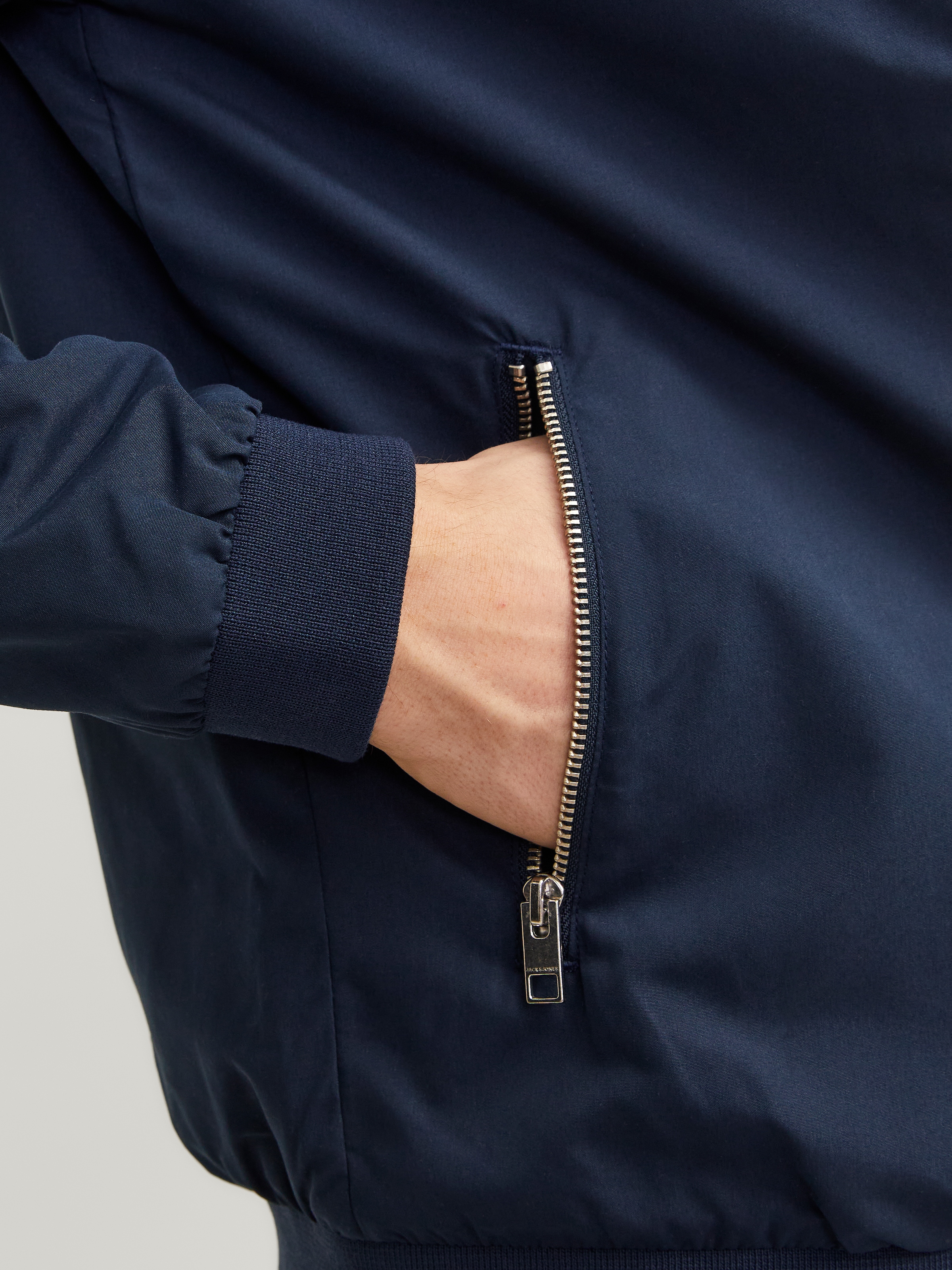 Jack & Jones Blouson »JJERUSH mit Stehkragen und Reißverschlusstaschen« ohne Kapuze unifarben, modisch, regular fit, Polyester