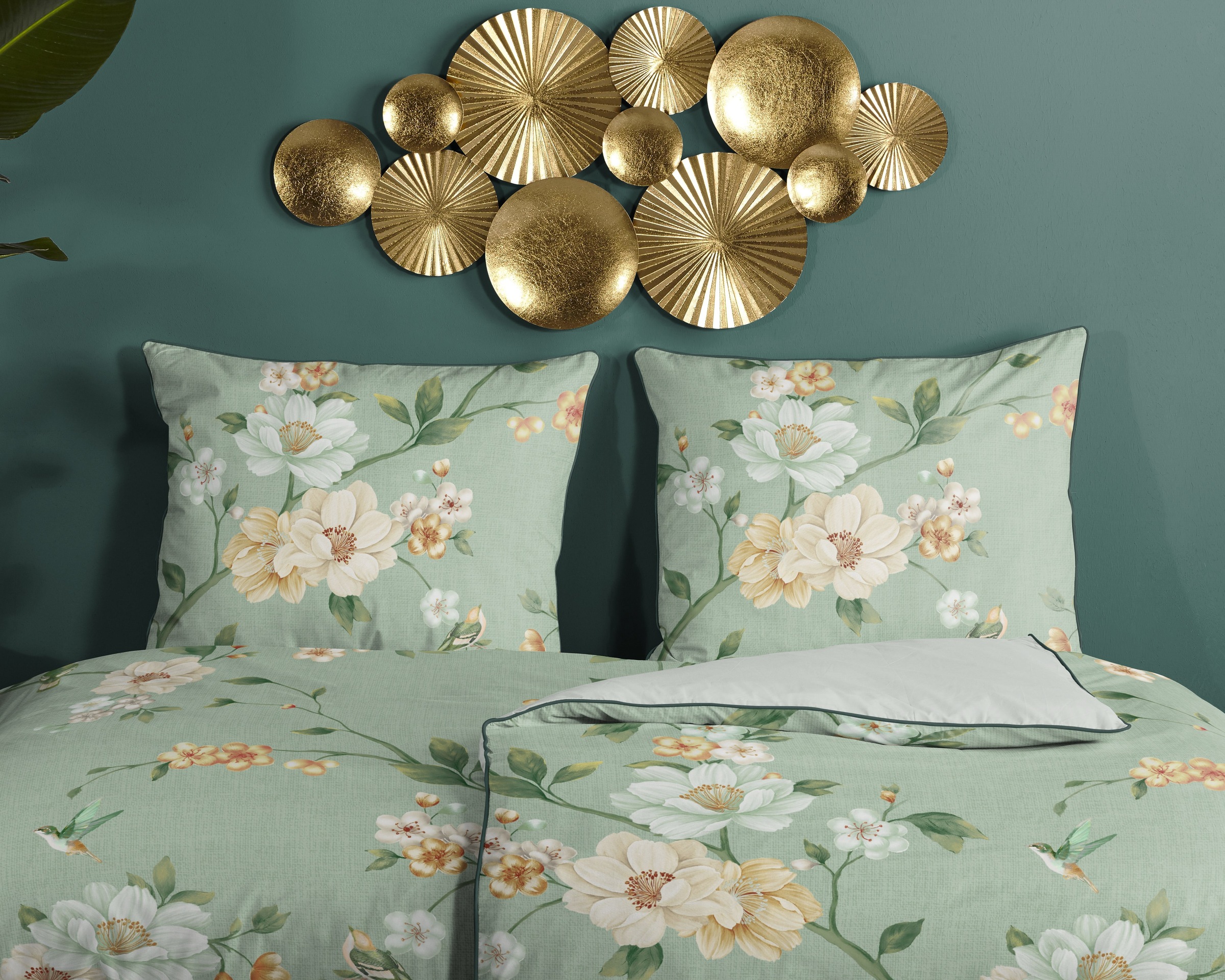 Descanso Wendebettwäsche »Sizena«, Satin, Reißverschluss, Paspel, Biese, Wendeoptik, Luxe, Blumen, grün