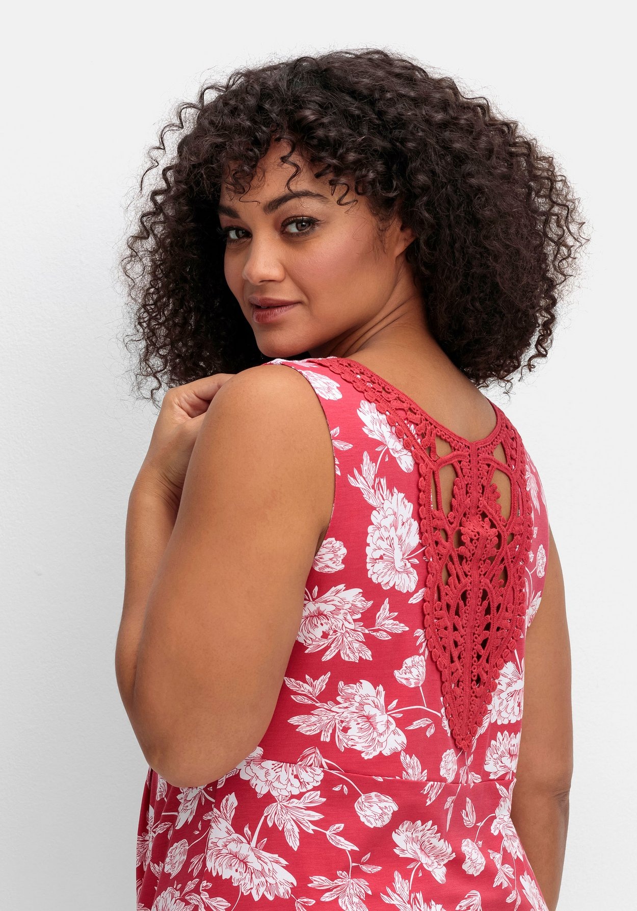 Sheego Longtop »Longtop mit Blumendruck und Spitze im Rücken«