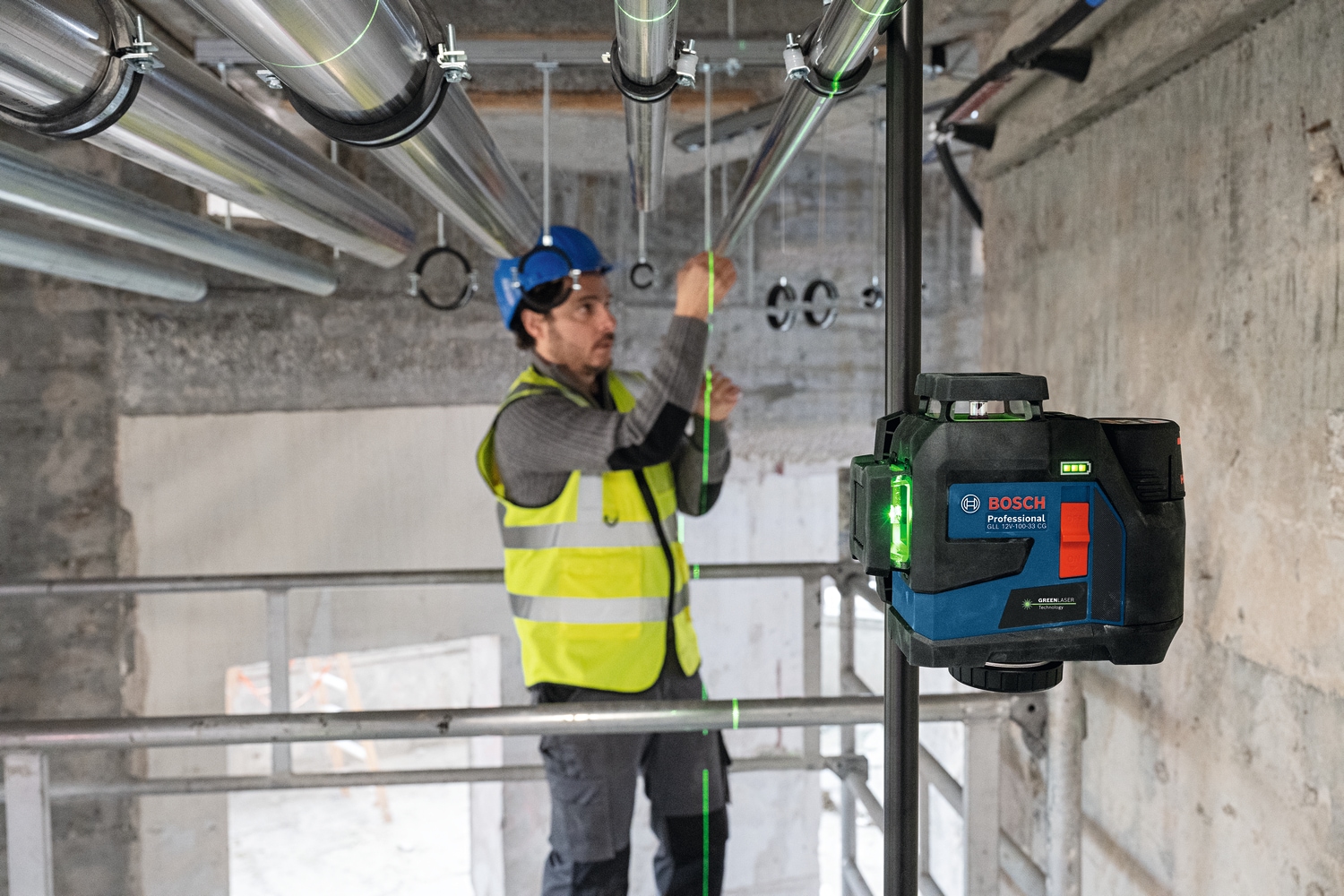 Bosch Professional Kreuzlinienlaser »»GLL 12V-100-33 CG««, Inkl. 1x Akku GBA 12V 2.0Ah, in L-BOXX 136 und Universalhalter LB 10