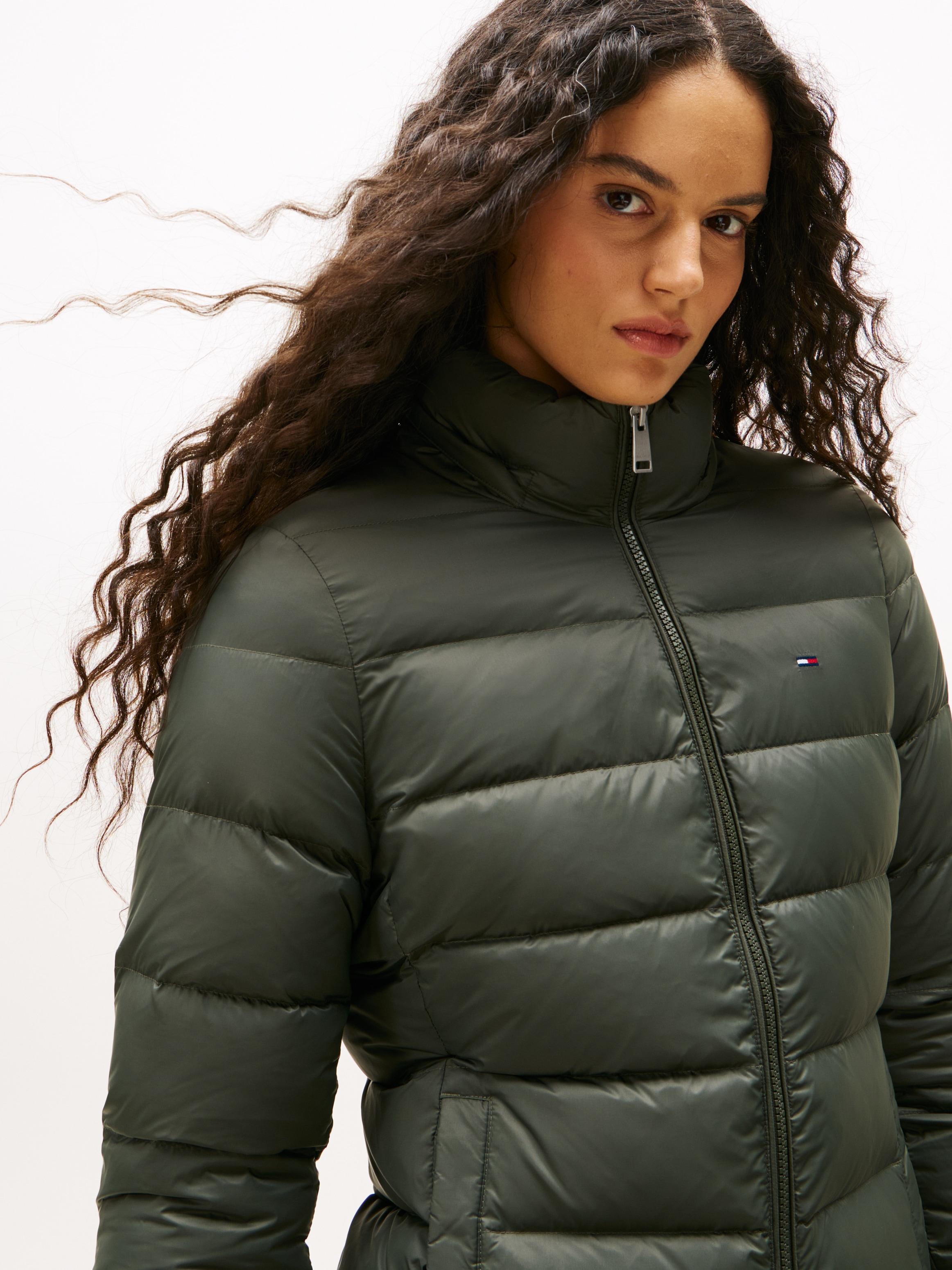 Tommy Jeans Steppmantel »TJW ESSENTIAL HOODED DOWN COAT« mit Fellimitat, Logostickerei