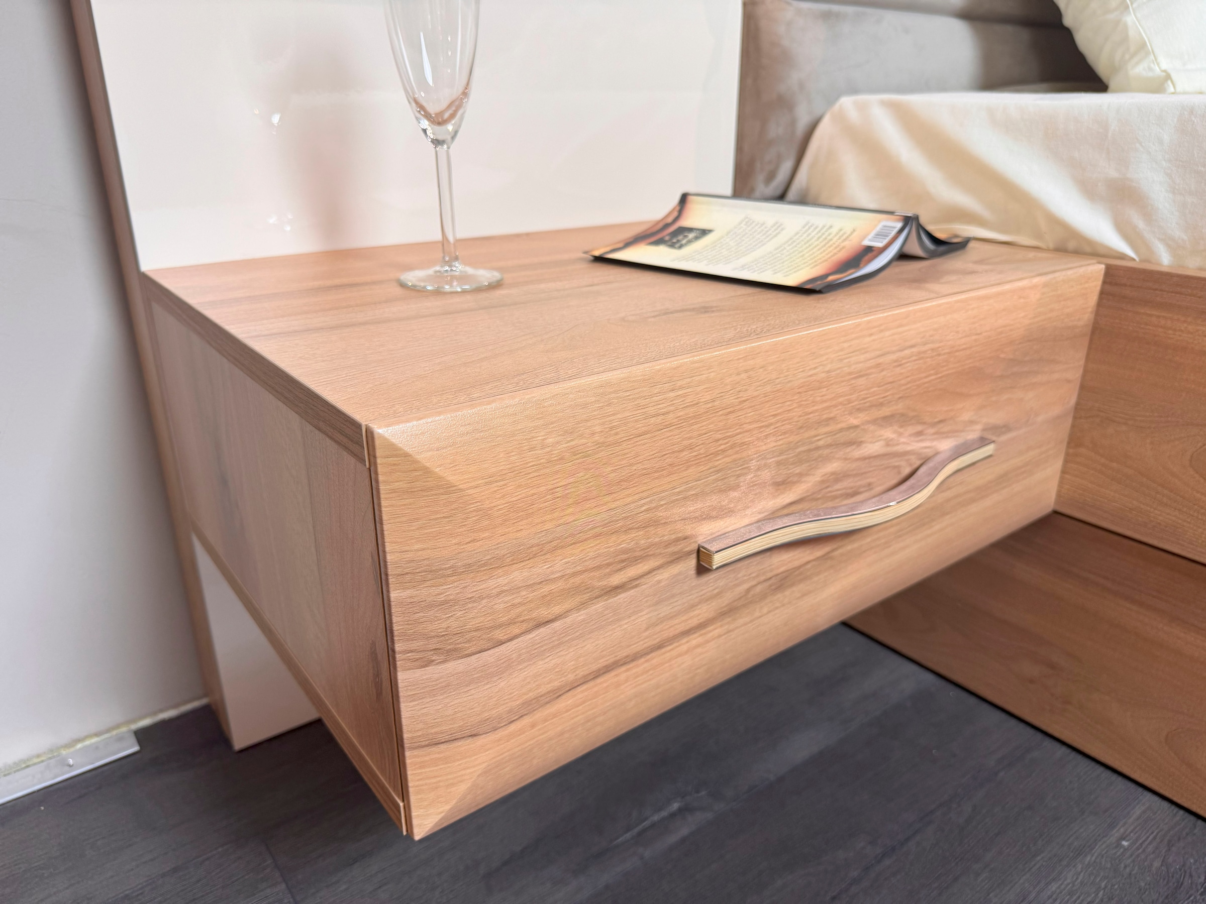 Home affaire Nachtkonsole »Gala, beige hochglänzend UV lackiert und melaminbeschichtet, kratzfest« Schublade mit Soft-Close-Funktion, 56x47x100cm (BxTxH),  mit Beleuchtung,wahlweise rechte oder linke Bedienung,FSC-zertifiziert