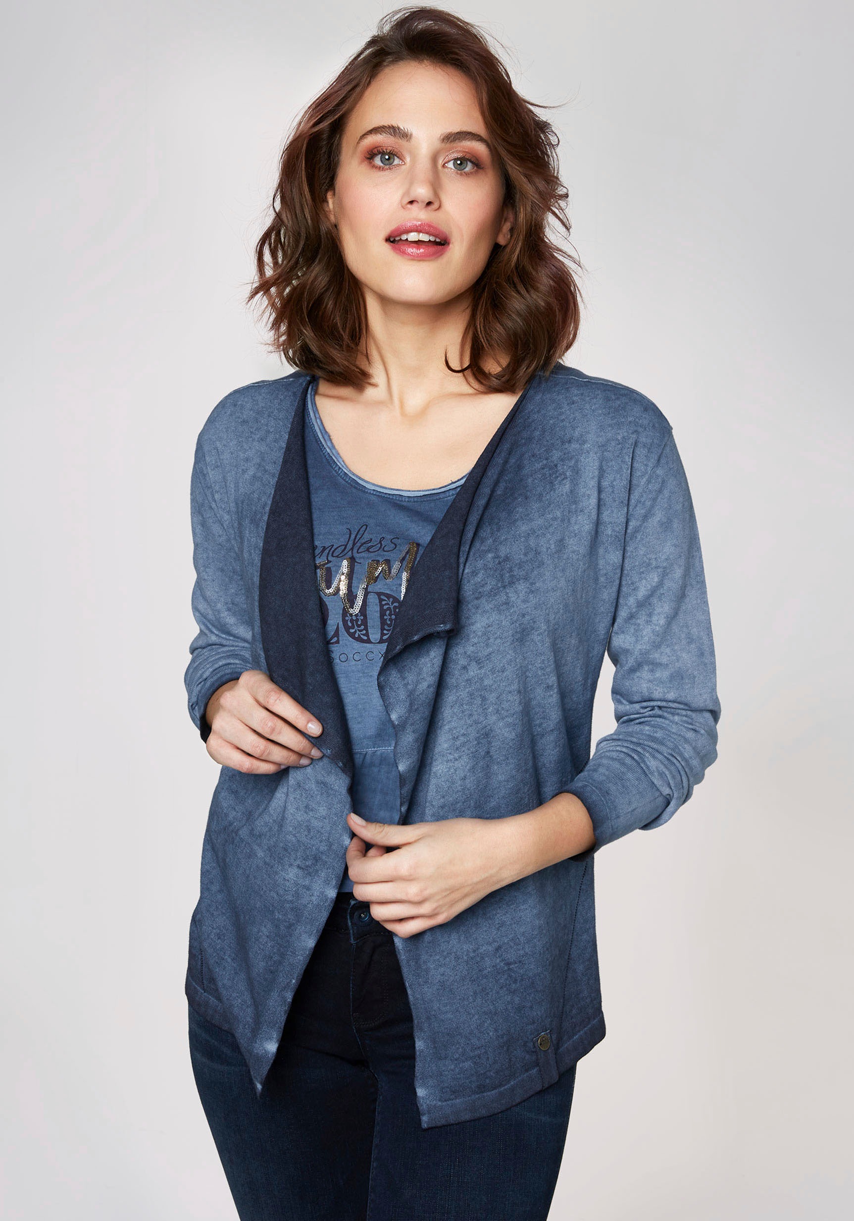 SOCCX Strickjacke, mit großem Print und Pailletten hinten