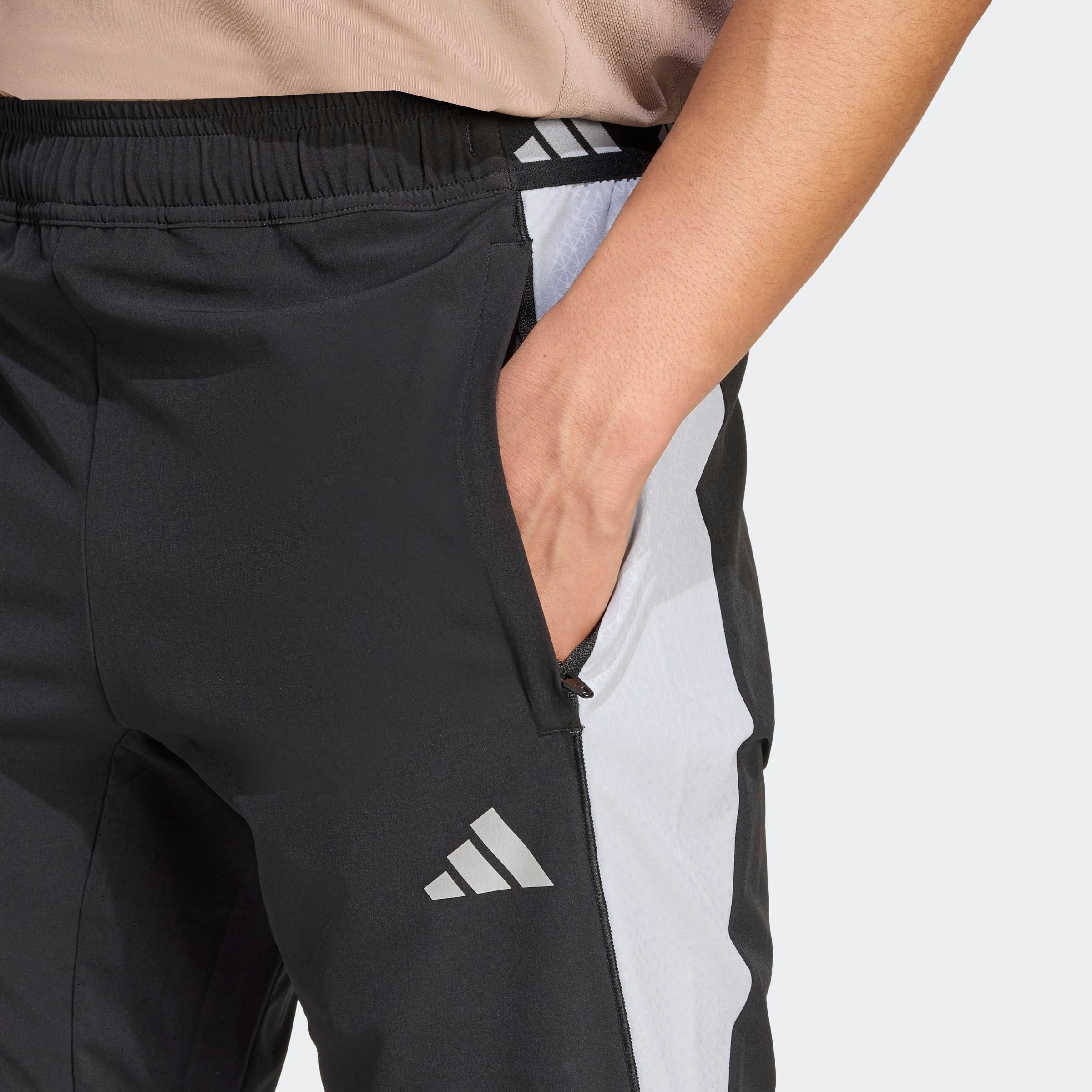 adidas Performance Sporthose »TECH APP S-PANT«  mit Reißverschlusstaschen, schnell trocknend, elastisch