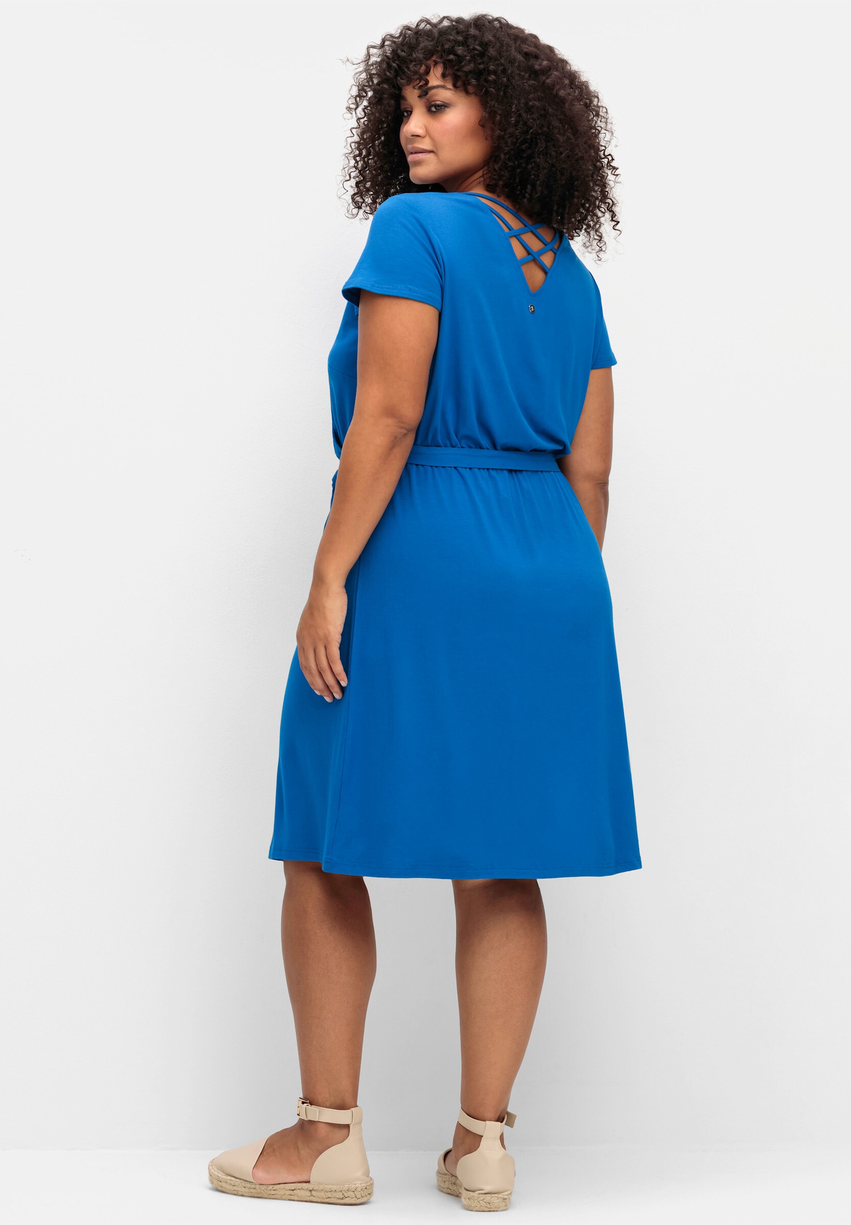 Sheego Sommerkleid »Jerseykleid Jerseykleid mit Rückenausschnitt« Ohne Taschen in Wickeloptik mit raffiniertem Rückenausschnitt