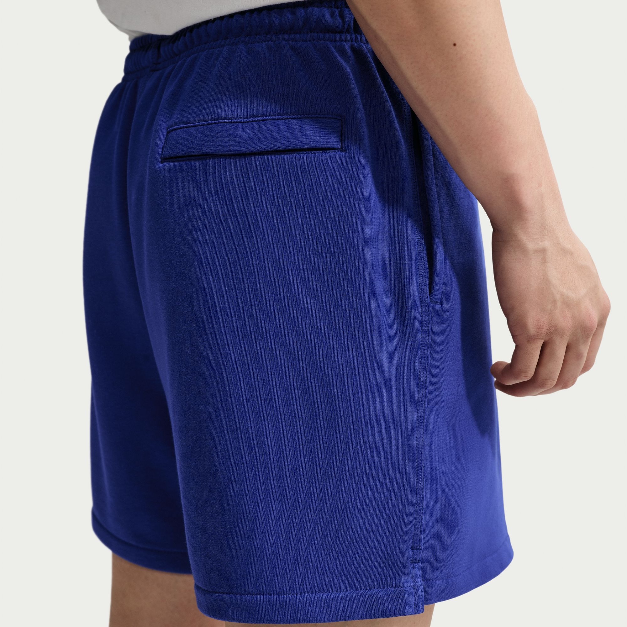 Nike Sportswear Shorts »M NK CLUB FLOW FT SHORT«  mit Eingrifftaschen und Gesäßtasche, aus Baumwollmischung