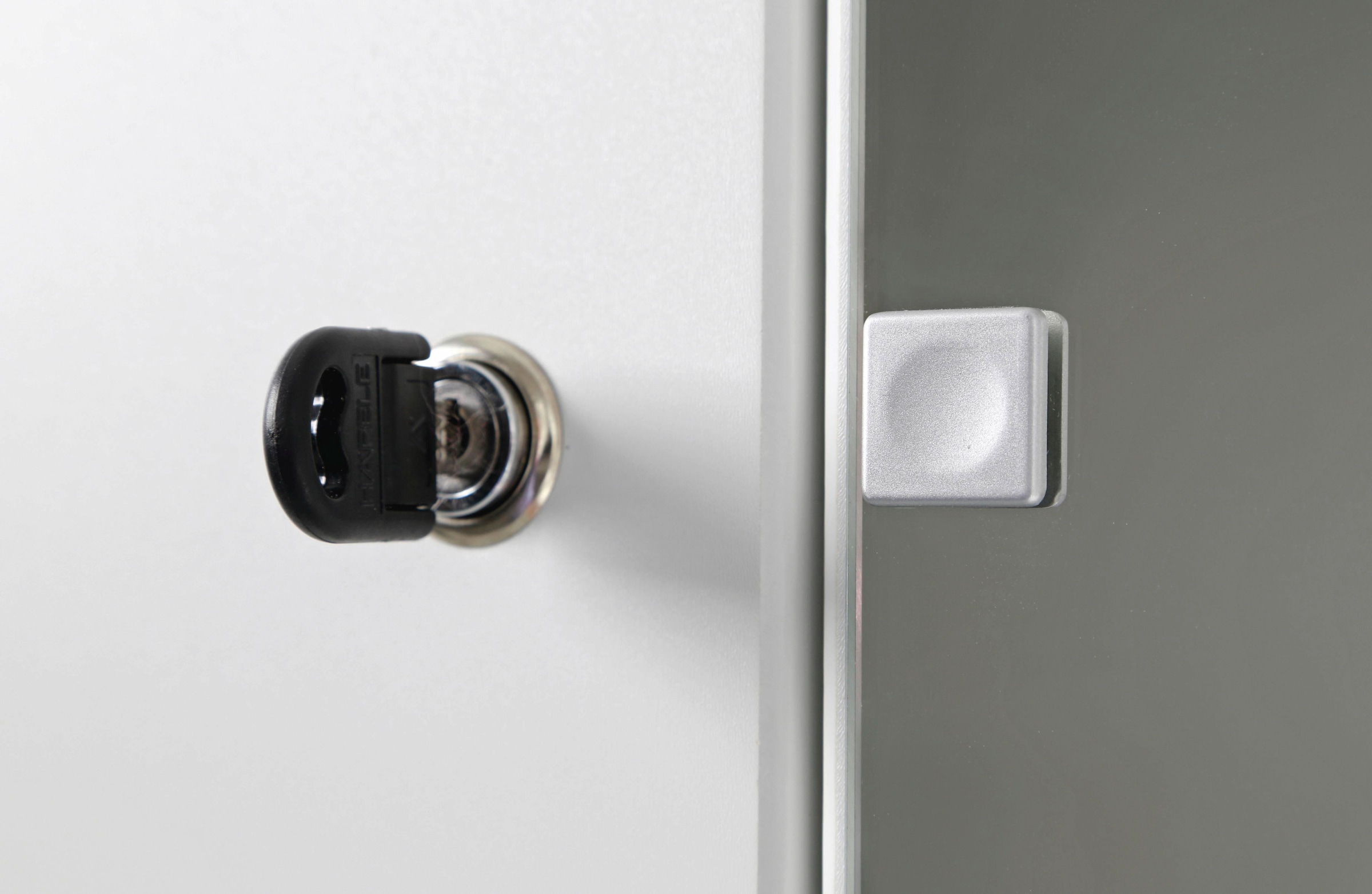 rauch Drehtürenschrank »Kleiderschrank Schrank Garderobe Schlafzimmer Büroschrank BUCHHOLZ«, (mit Schloss, in Breite 90, 135 und 180 cm), Schubladen mit viel Stauraum mit abschließbaren Türen MADE IN GERMANY