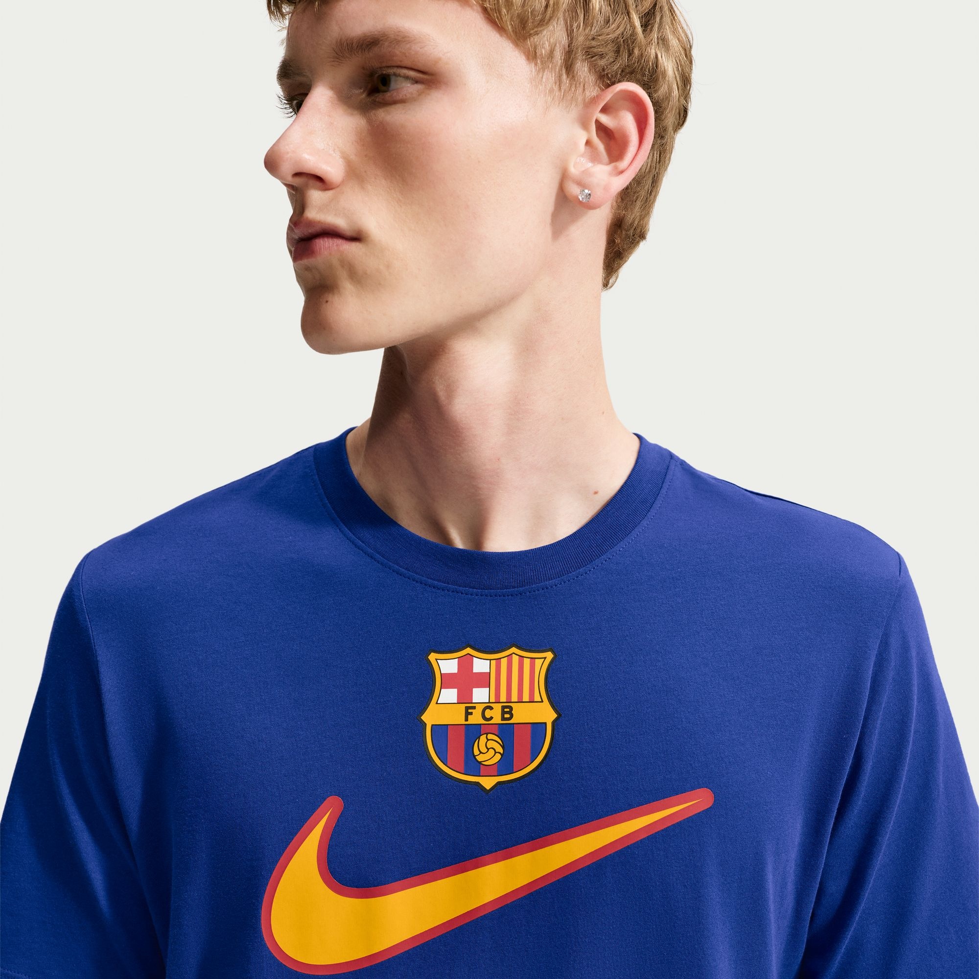 Nike T-Shirt »FCB M NK SWOOSH TEE« für Fußball konzipiert, sportlicher Stil, mit klarer Sport-Optik