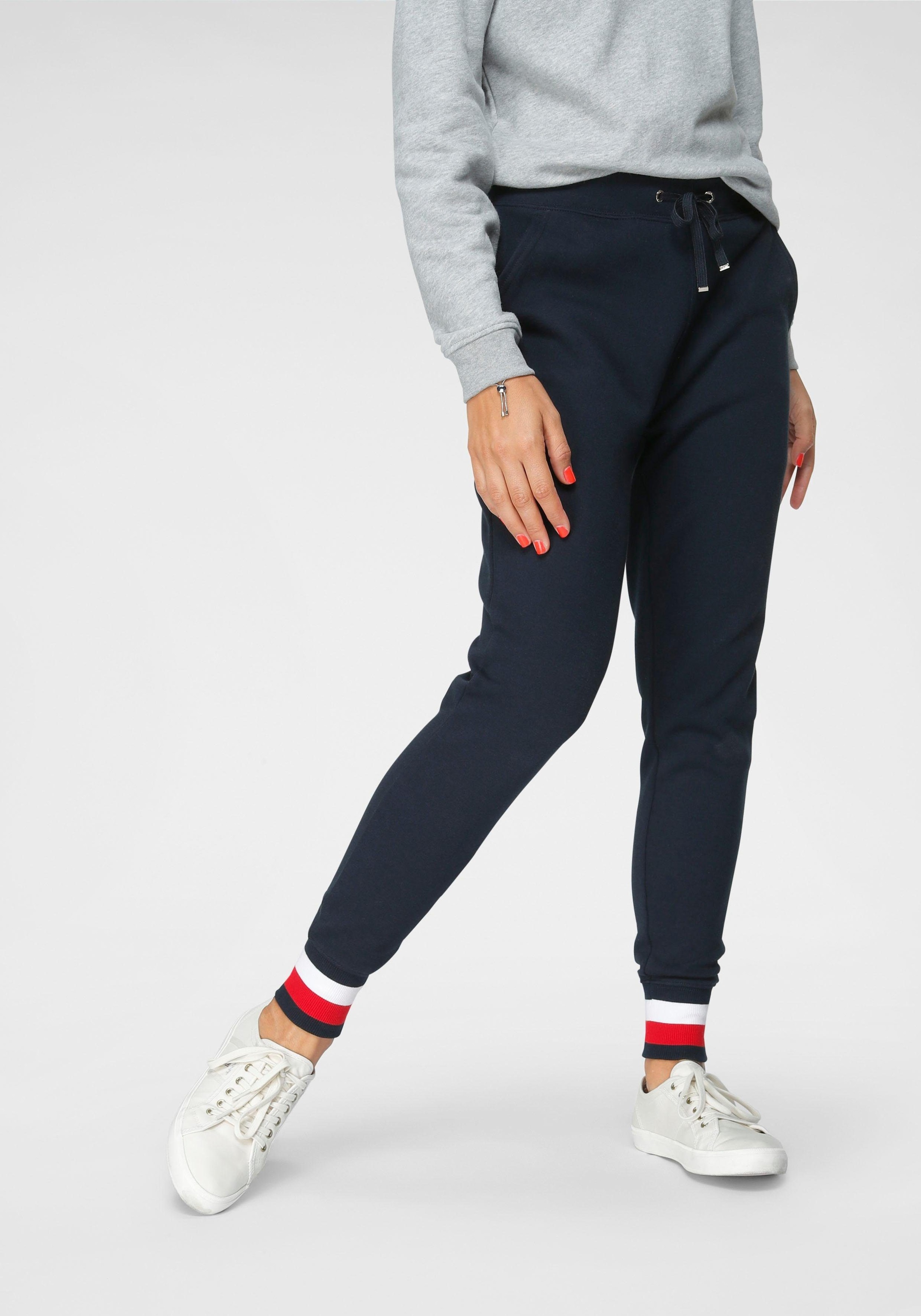Tommy Hilfiger Sweathose »HERITAGE SWEATPANTS«, mit den typisechen Tommy Streifen am Beinabschluss & Tommy Hilfiger Logo-Flag