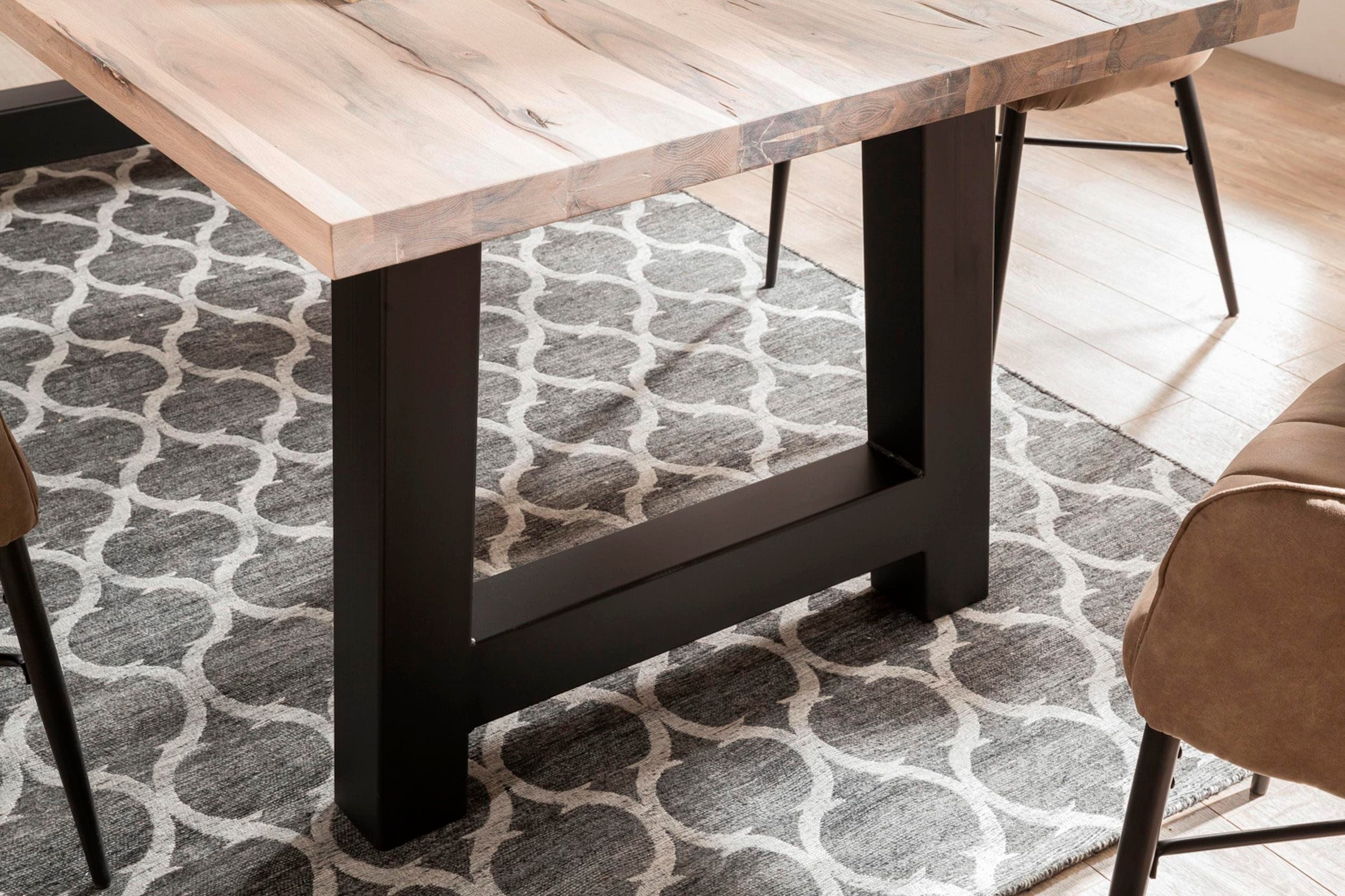 Home affaire Esstisch »New York«, Balkeneiche massiv mit ausdrucksstarker Holzoptik