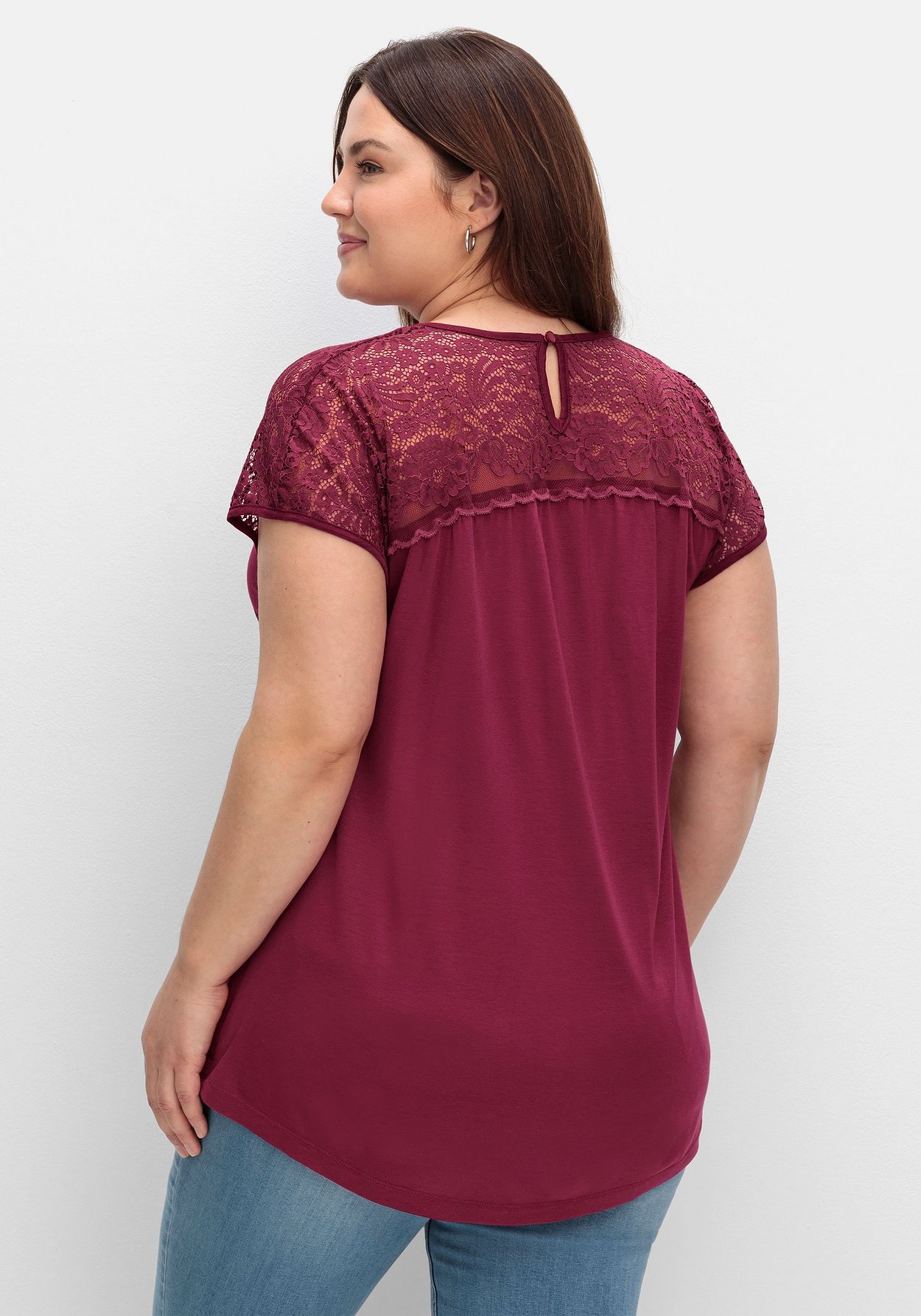 Sheego Spitzenshirt »Shirt mit Spitzenpasse an der Schulterpartie«