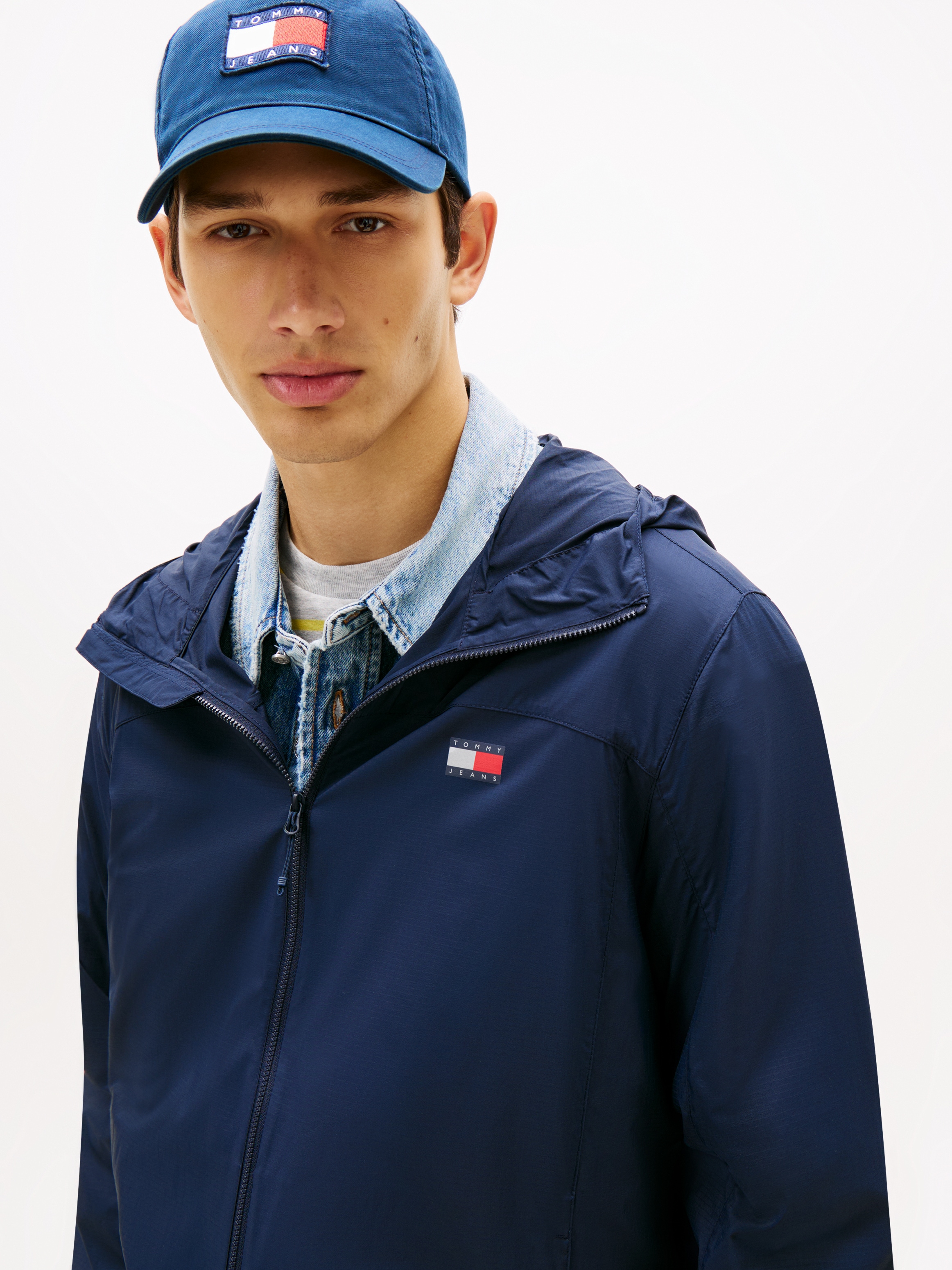 Tommy Jeans Outdoorjacke »TJM OUTDOOR SHELL« mit Kapuze Windsheeter Windjacke Packable Fahrradjacke Regular fit mit Kapuze