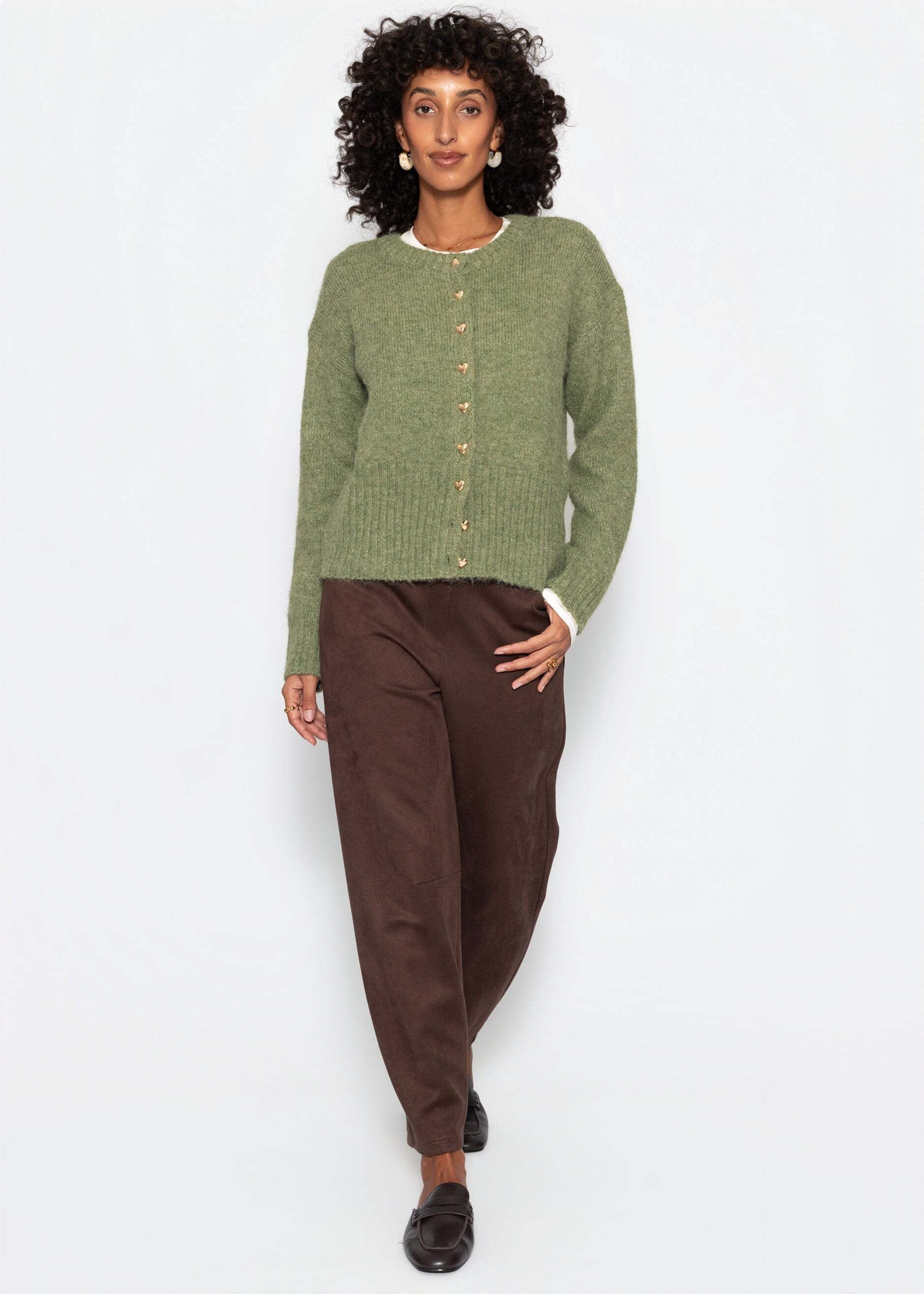 SASSYCLASSY Strickjacke »Strickjacke mit Herzknöpfen« Weicher Cardigan mit Rippbündchen an Ärmeln und Saum und Rundhals