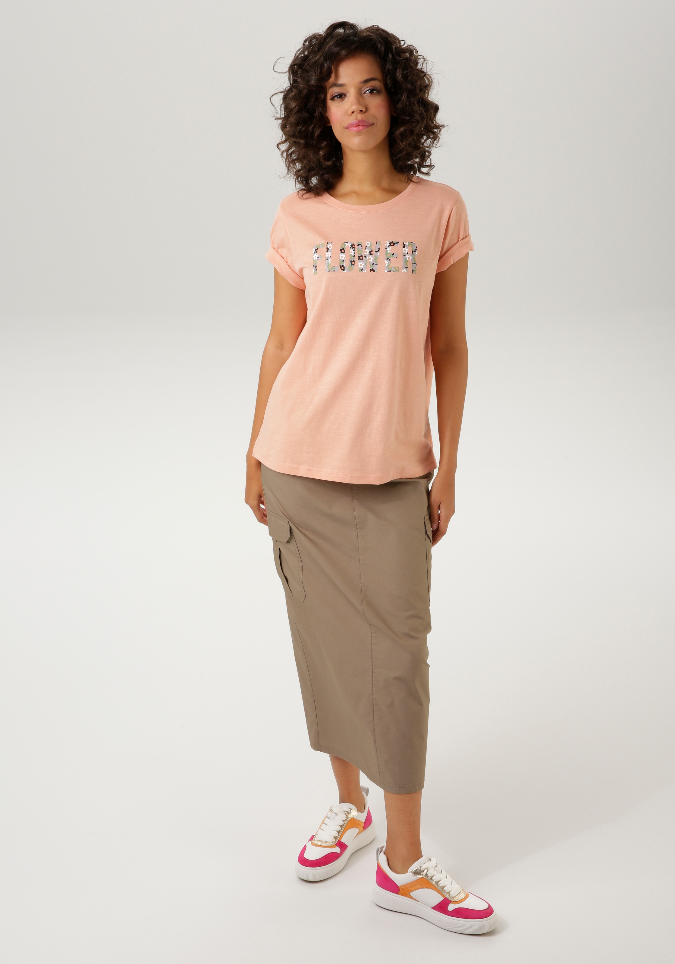 Aniston CASUAL T-Shirt, mit blumigem Schriftzug im Vorderteil . NEUE KOLLEKTION