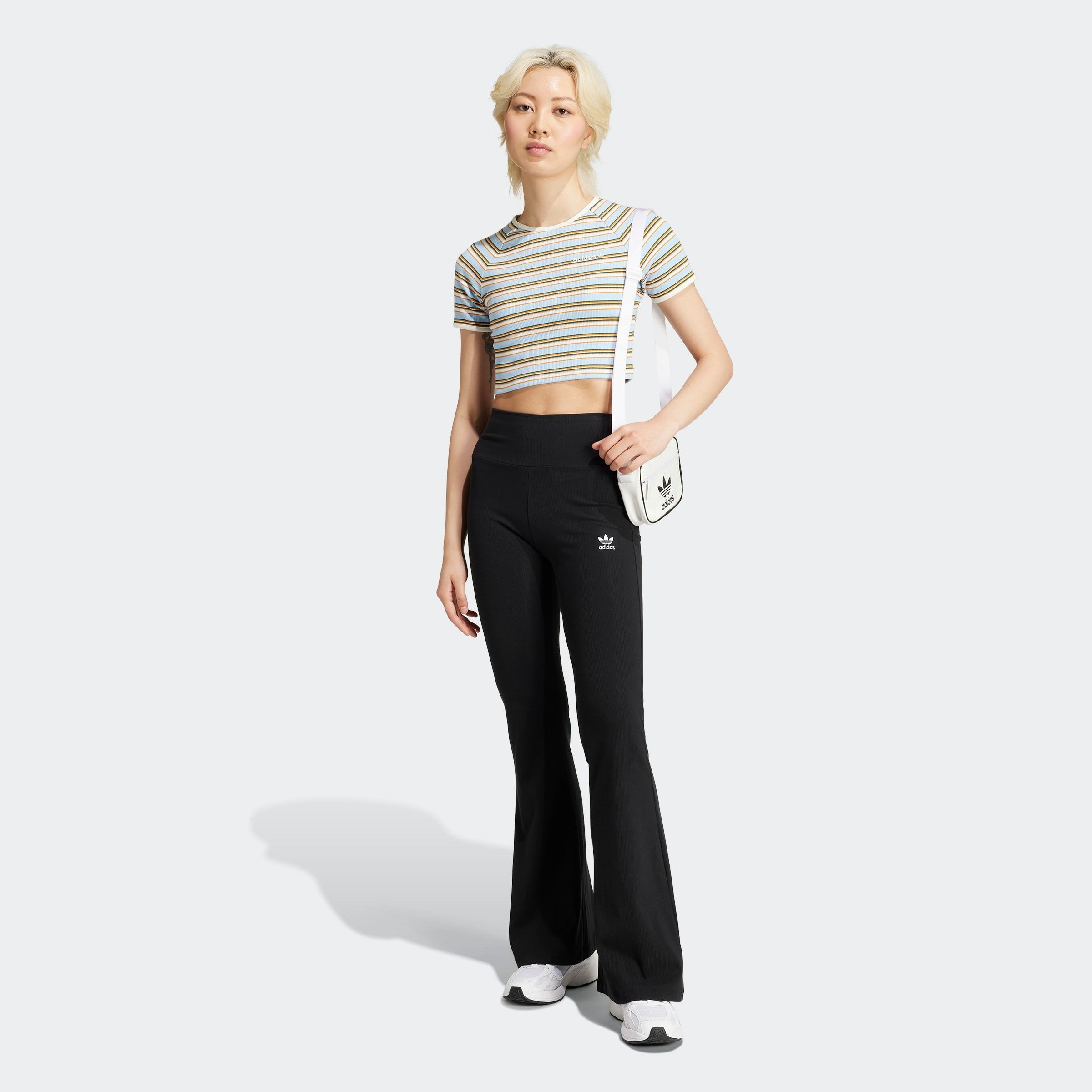 adidas Originals Leggings »ESS FL LEGGINGS«, (1 tlg.), stylishe Leggings mit ausgestelltem Beim und Ripp Optik