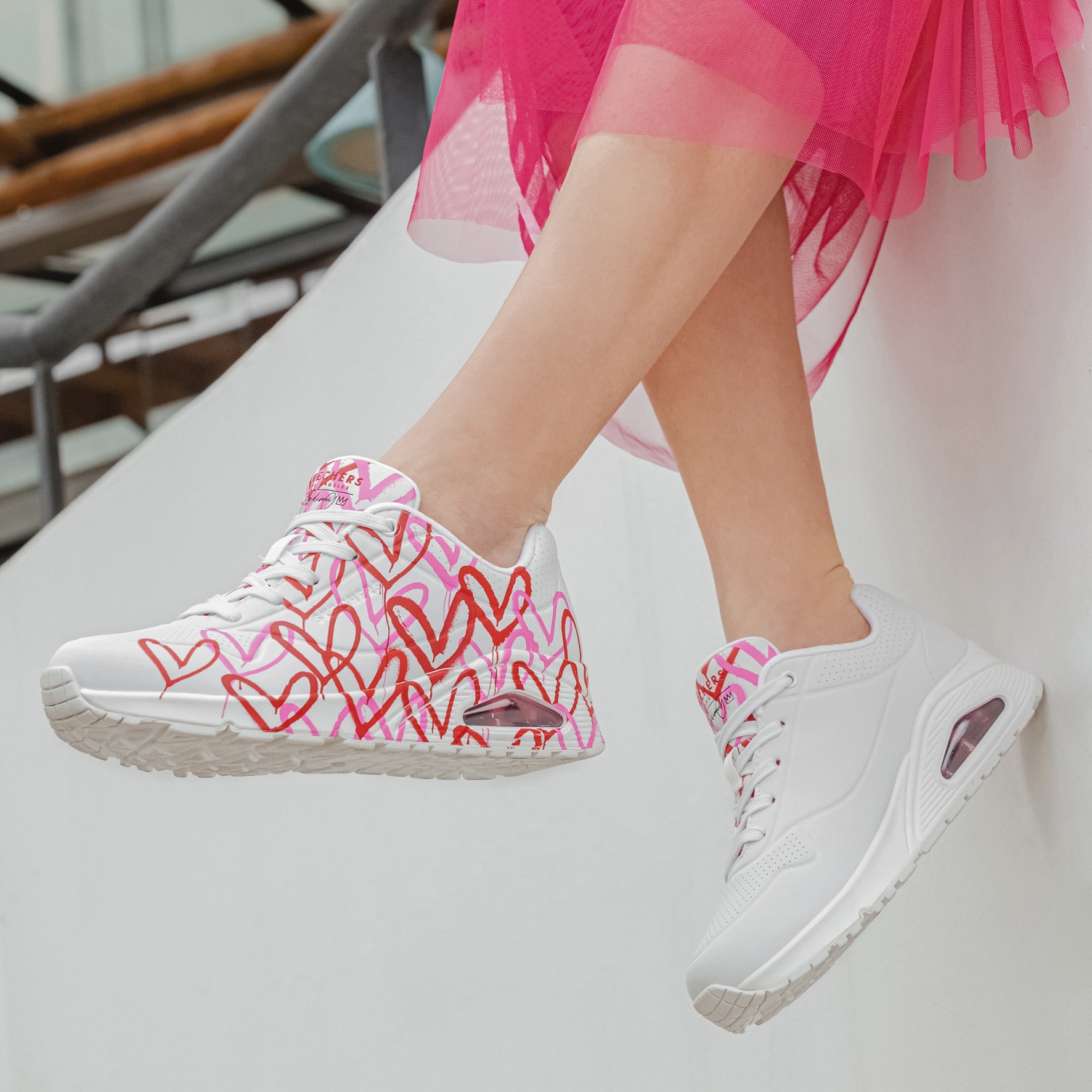 Skechers Wedgesneaker »UNO-SPREAD THE LOVE«, Freizeitschuh, Halbschuh, Schnürschuh mit coolem Graffiti-Print