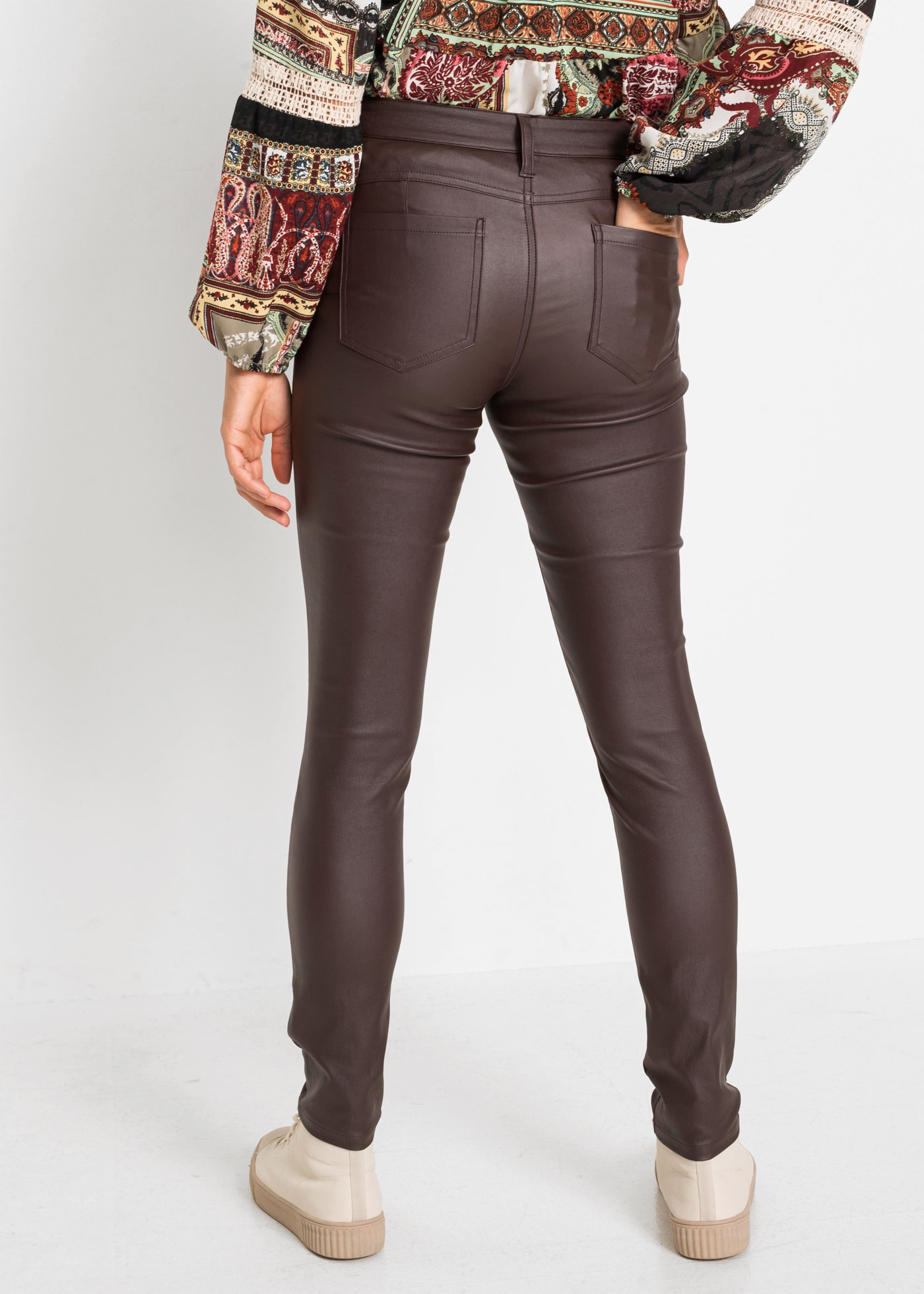 bonprix Stretch-Hose  mit Lederoptik, Slim Fit Passform, mit Push-up Effekt