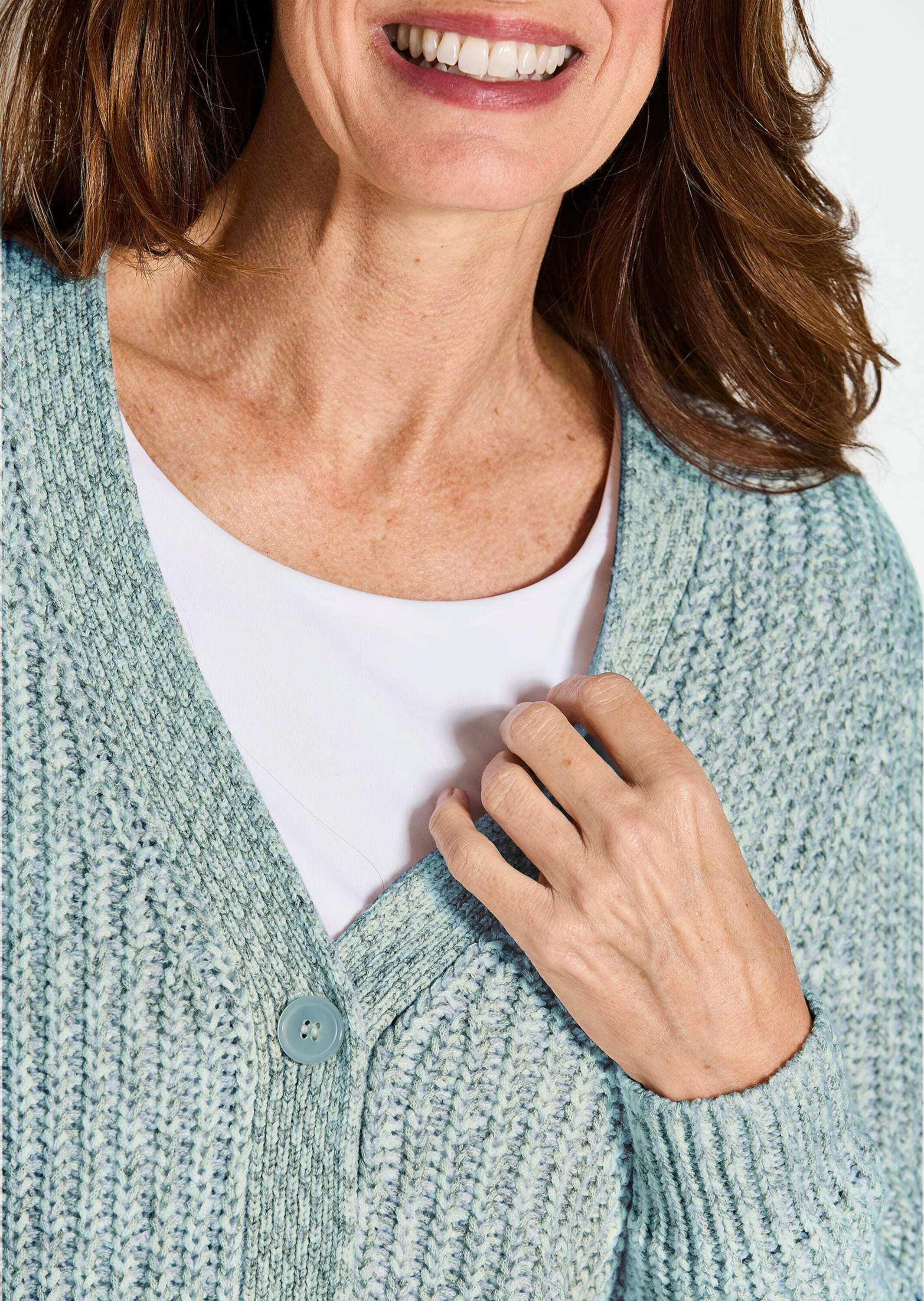 GOLDNER Strickjacke »Kurzgröße Langarm Strickjacke mit V-Ausschnitt«