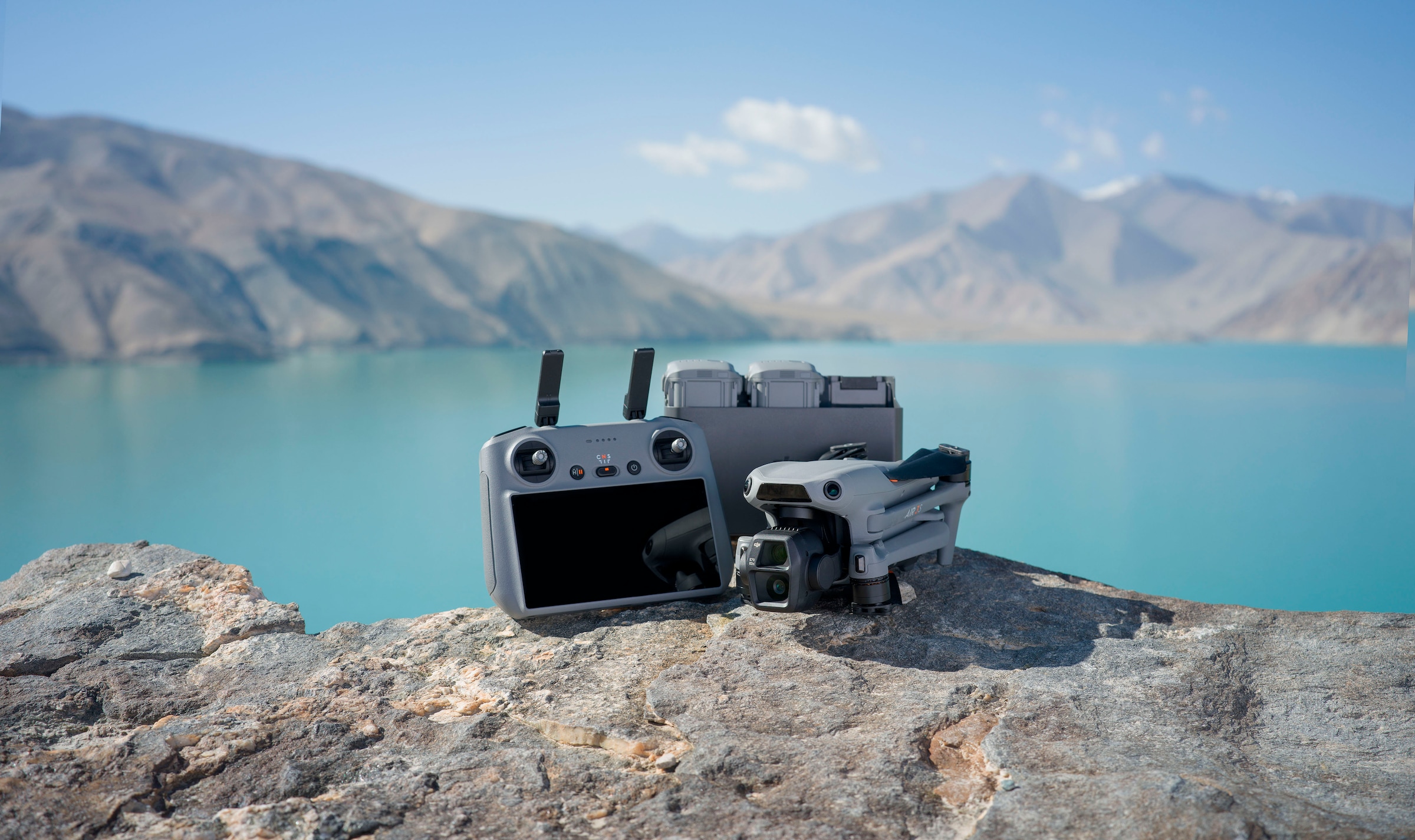 DJI Drohne »Air 3S Fly More Combo (DJI RC 2)«, (DJI RC 2 Fernsteuerung, 3 Akkus, Ladestation und Umhängetasche)