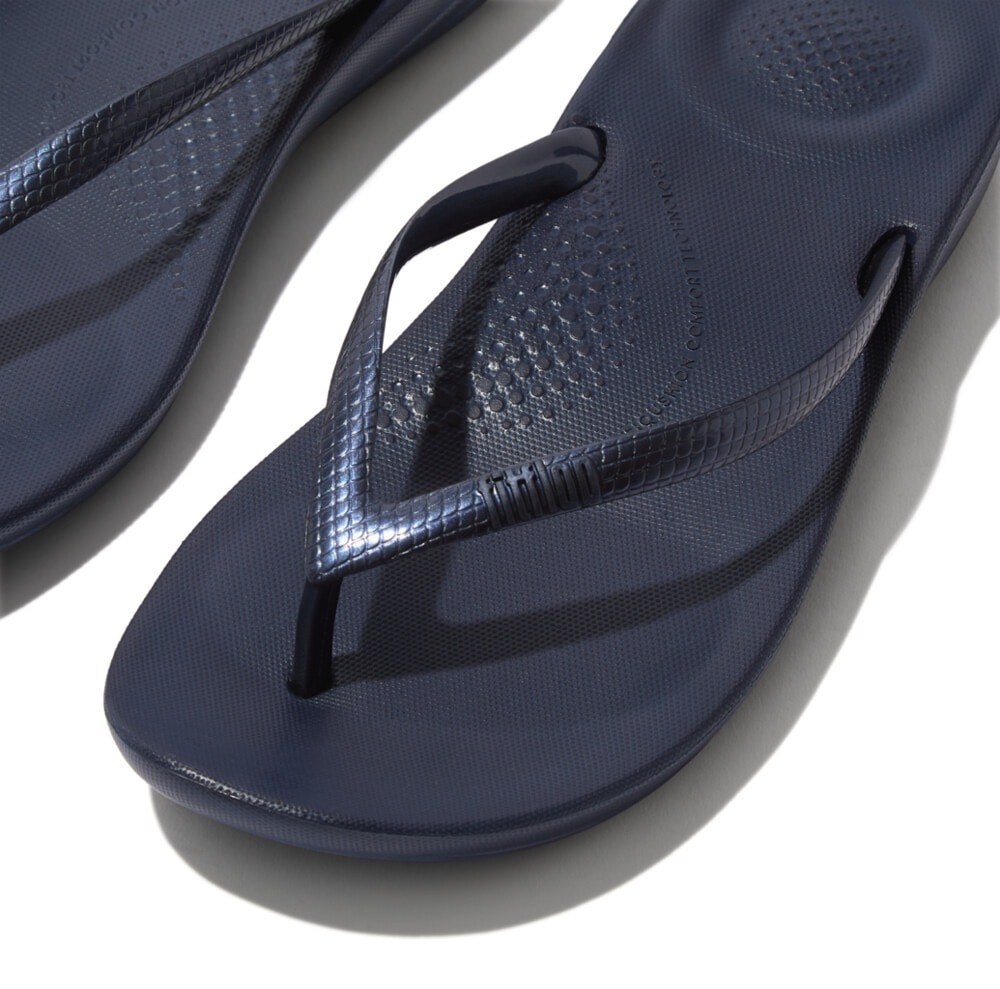 Fitflop Zehentrenner »IQUSHION«, Keilabsatz, Sommerschuh, Schlappen in schmaler Form