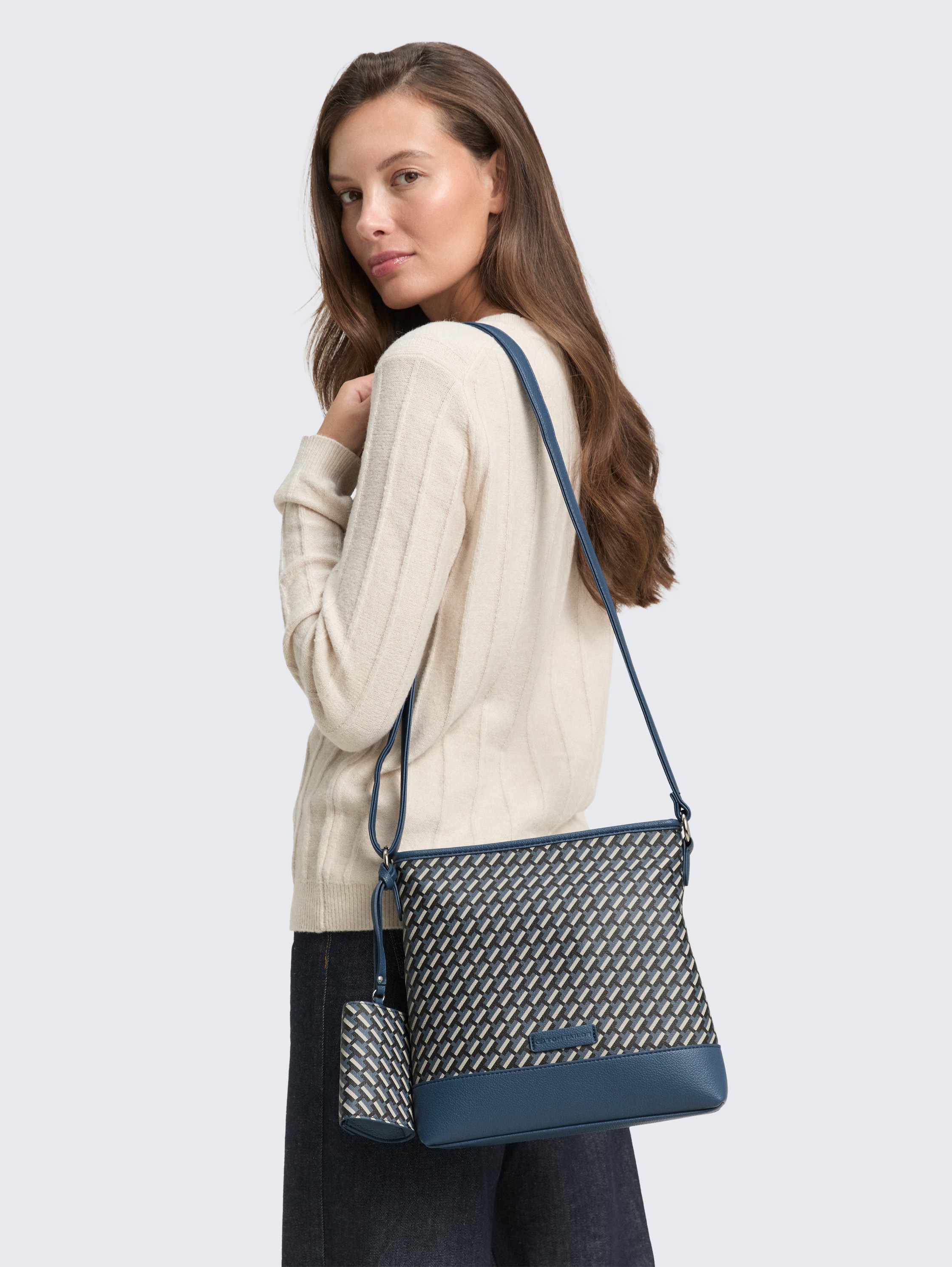 TOM TAILOR Umhängetasche »Xenia«, mit raffiniert geometrischen "T" Print des Logos auf dem Taschenkörper