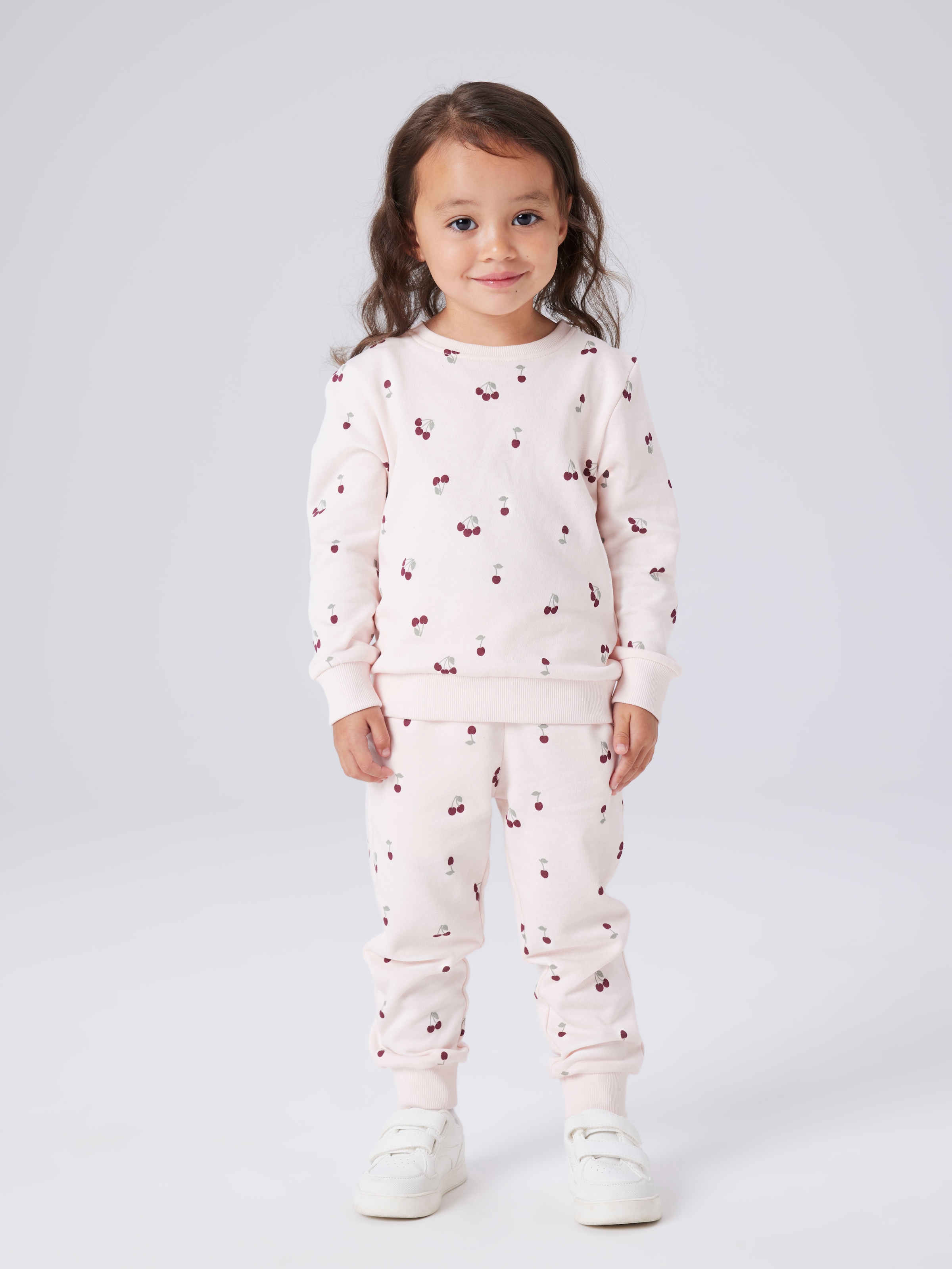 Name It Sweatshirt »NMFVALBA – Sweater mit Herzchen-Alloverdruck und Rippbündchen«, bedruckt, casual, regular fit, Sweatware, Rundhals
