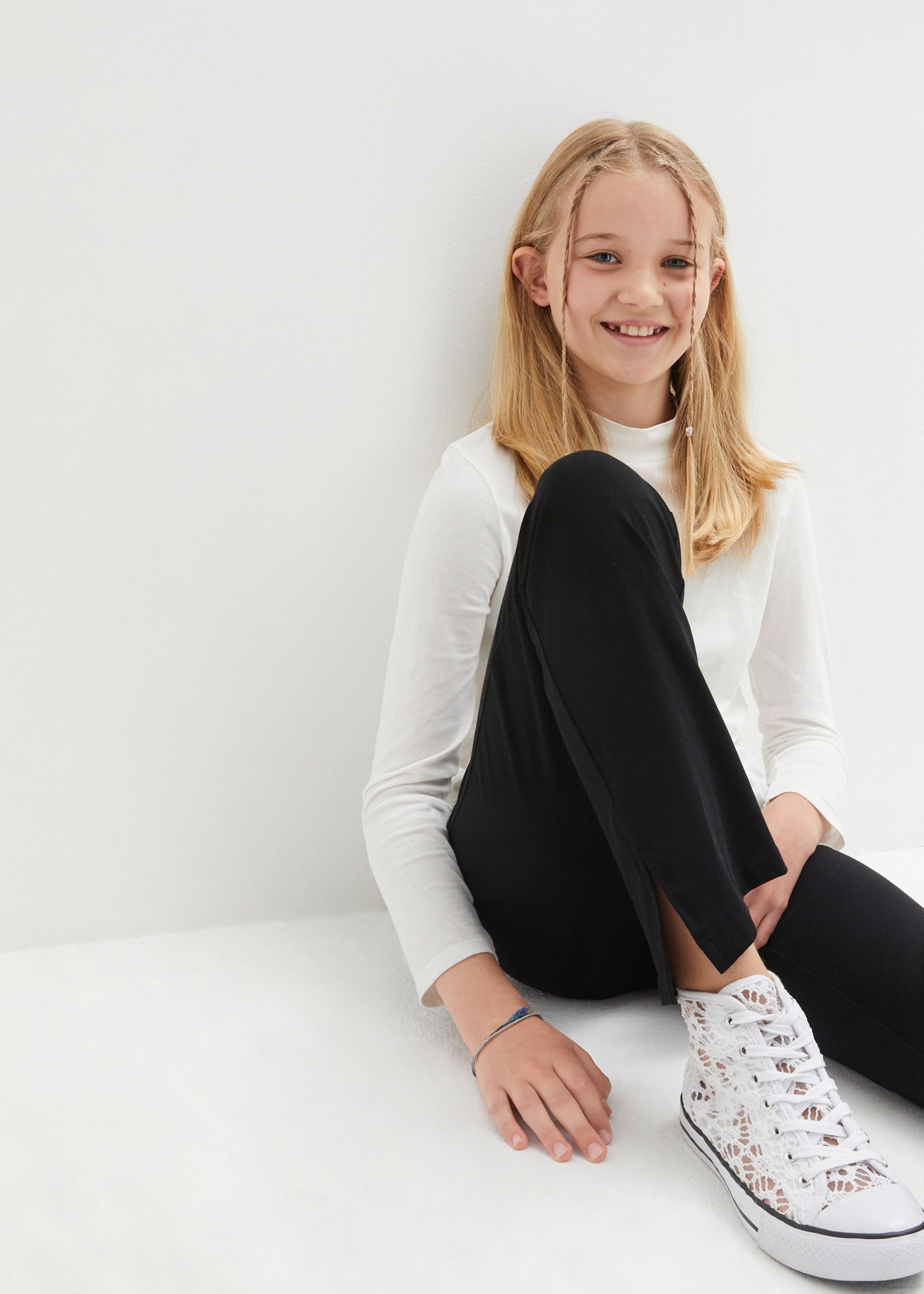 bonprix Schlaghose »Schlaghose aus Baumwoll-Mix mit seitlichen Schlitzen«  aus Baumwoll-Mix, ausgestellte Passform, mit seitlichen Schlitzen