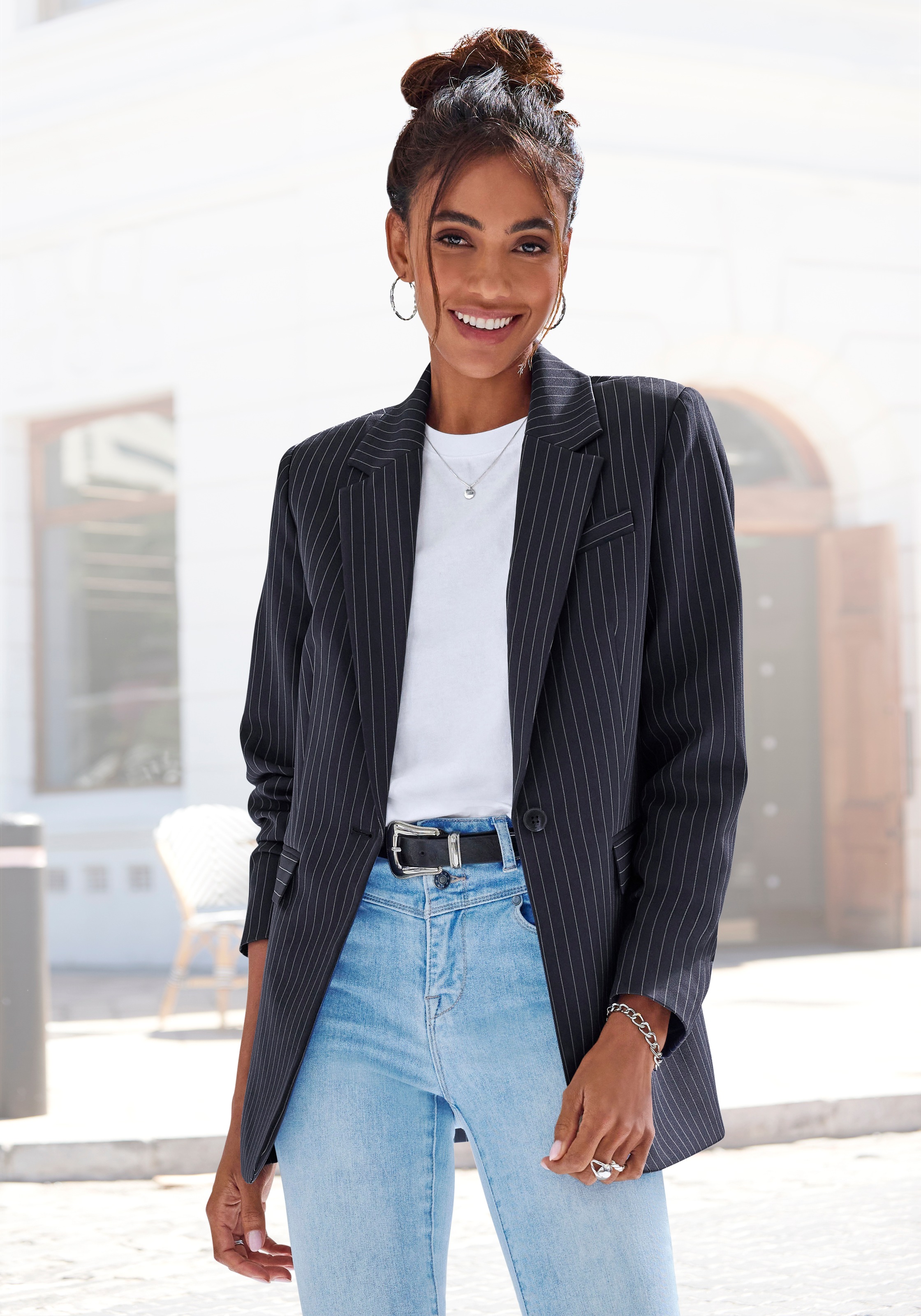 LASCANA Longblazer »mit Knopfverschluss und Pattentaschen, Nadelstreifenmuster« langer Damenblazer, eleganter Nadelstreifenblazer, Businessmode