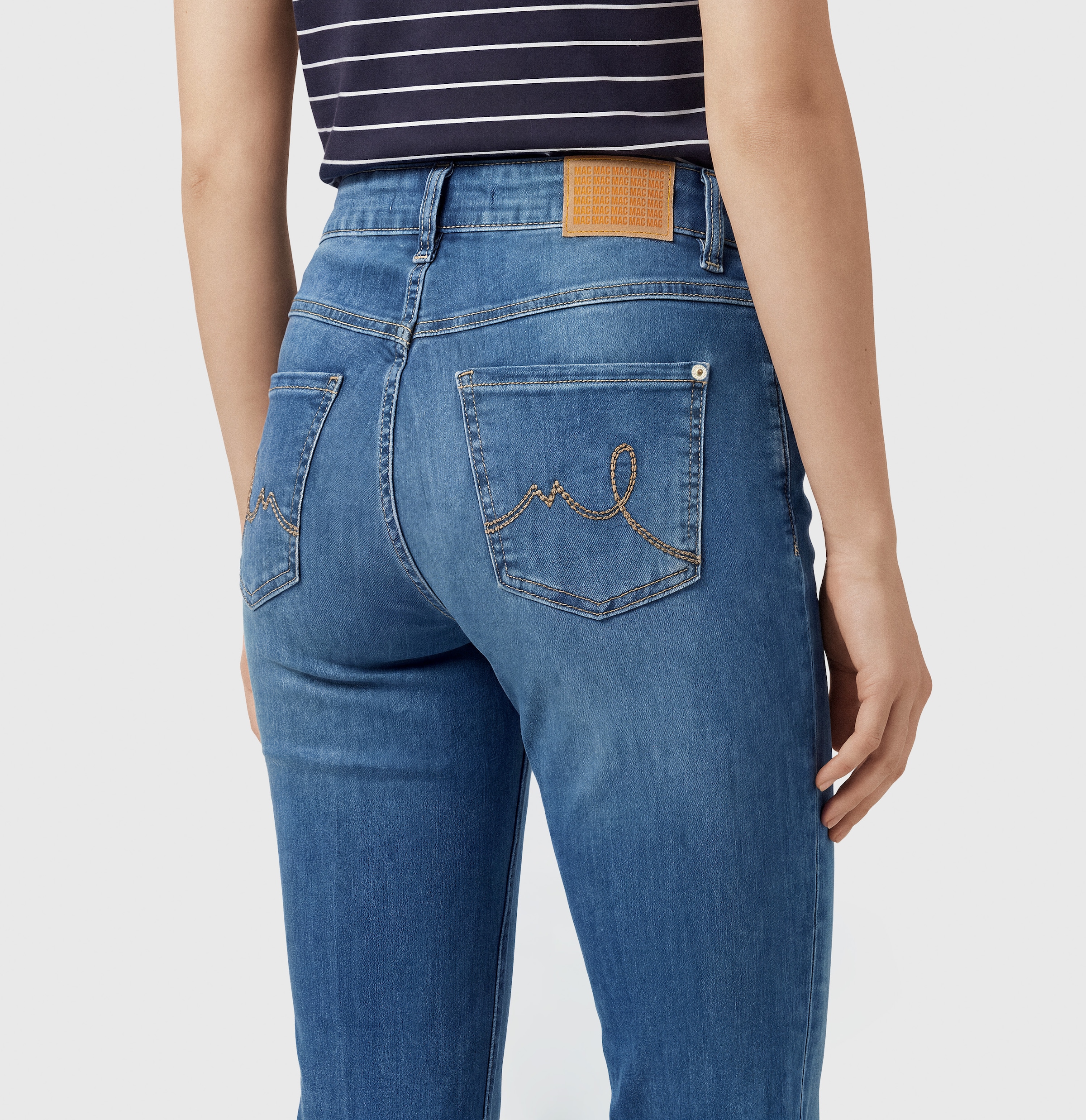MAC Bootcut-Jeans »LAURA« Figurformende Denim-Qualität