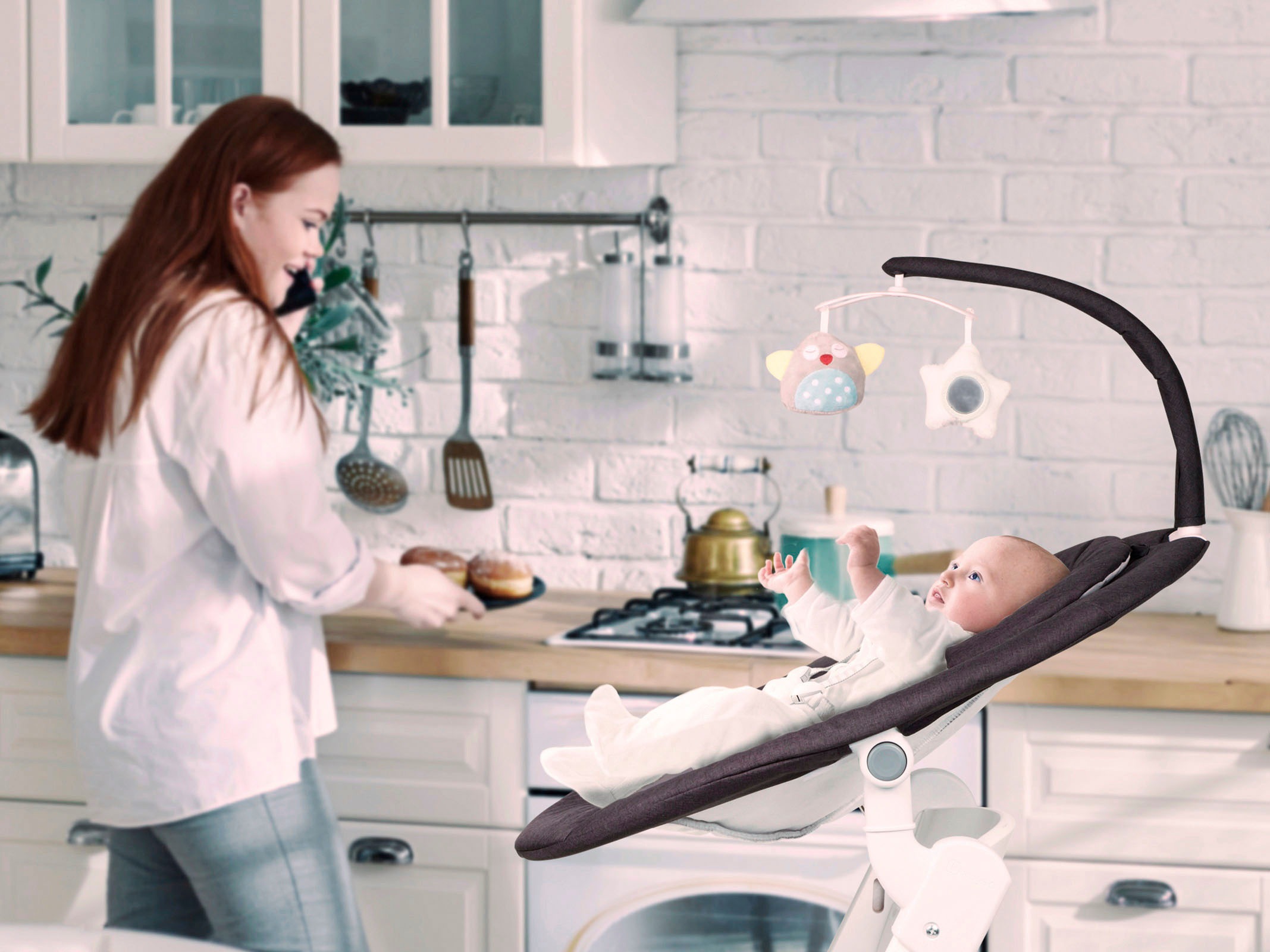 BabyGo Hochstuhl »Family Homey Set, natur/hellgrau« () mit elektrischer Babywippe inkl. Spielbogen