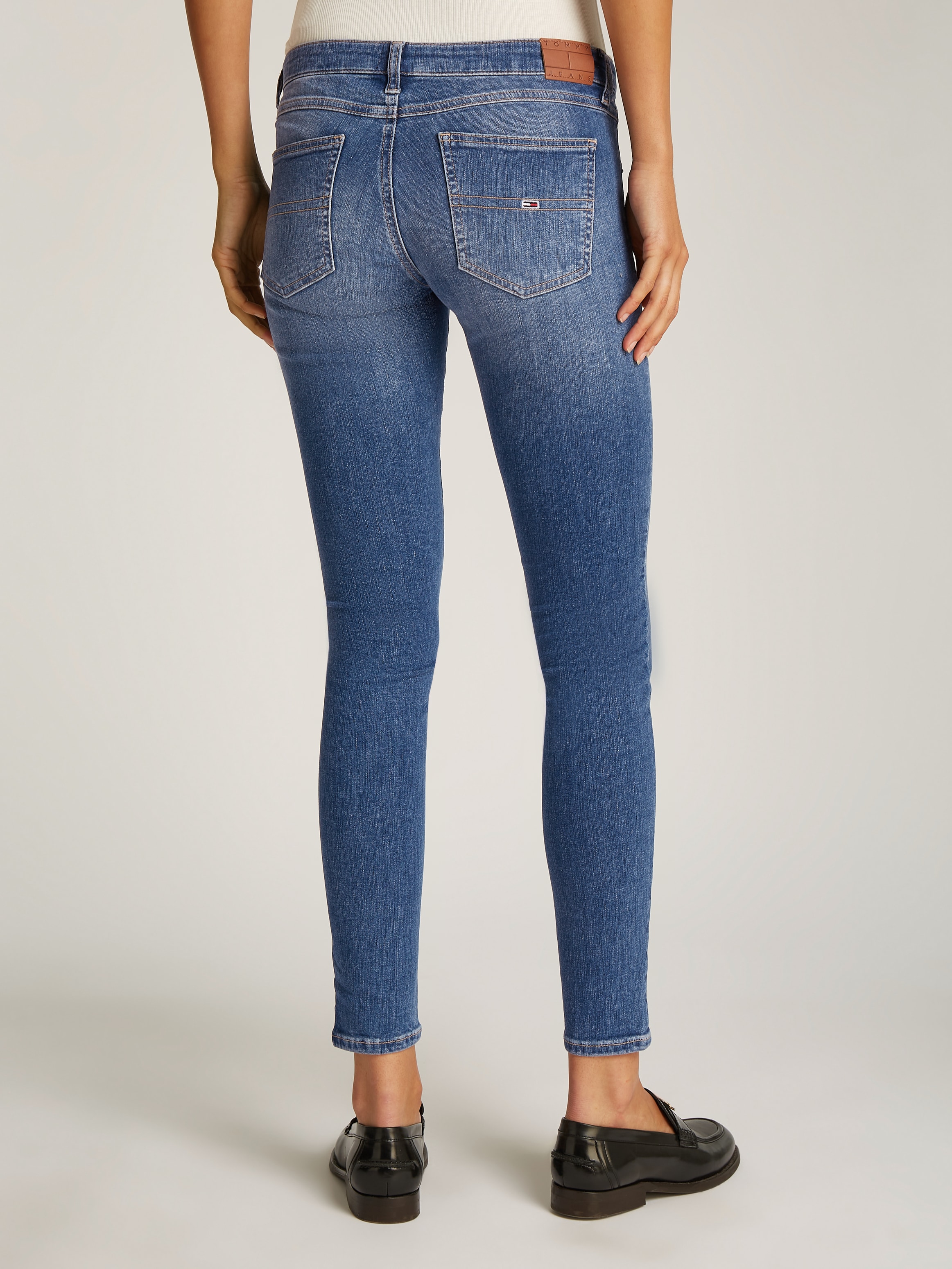 Tommy Jeans Skinny-fit-Jeans »SOPHIE LW SKN«, mit Logo-Badge, in Knöchellänge