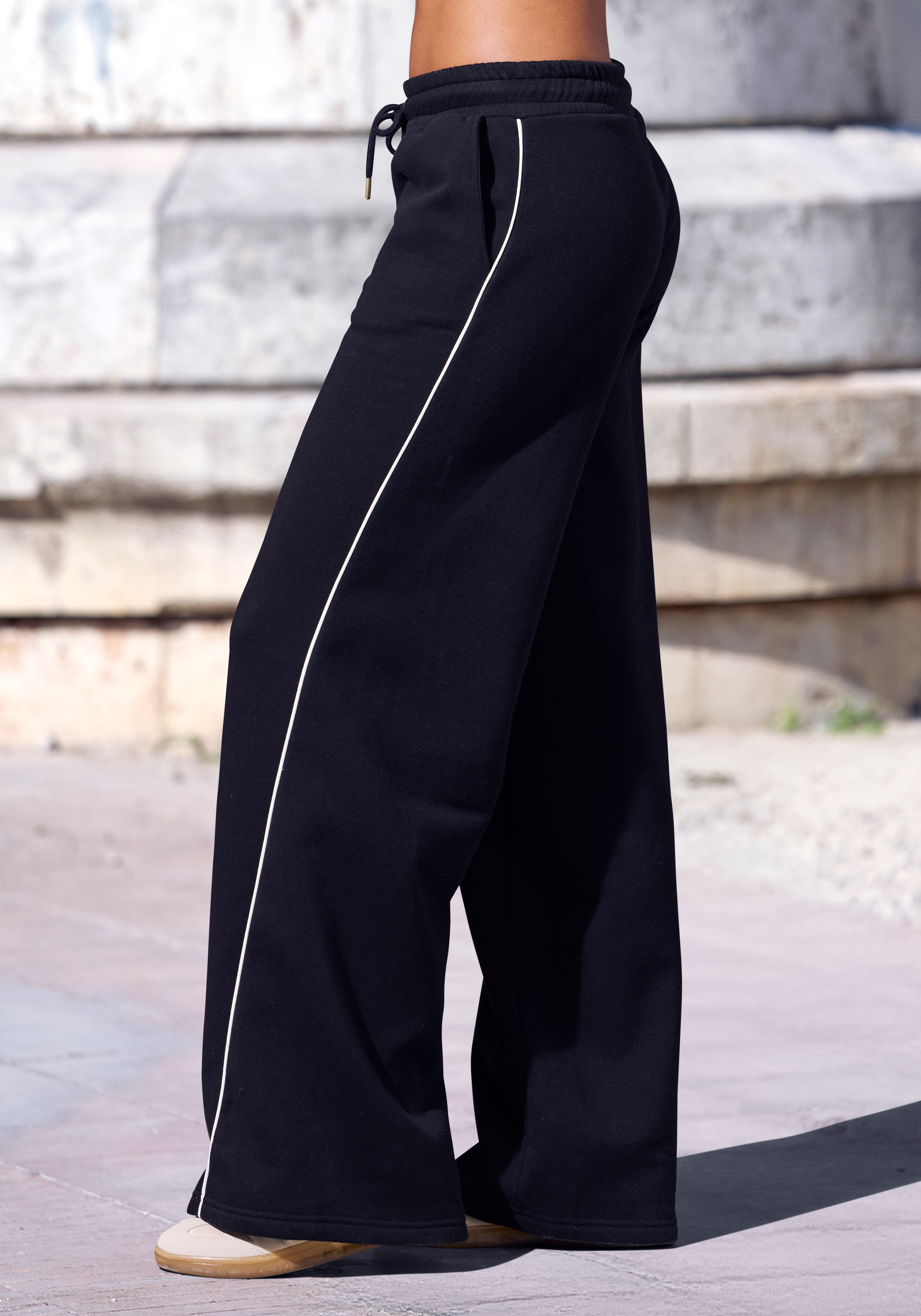 Buffalo Sweathose »Relaxhose«  mit weit ausgestelltem Bein und Piping, Home- und Loungewear