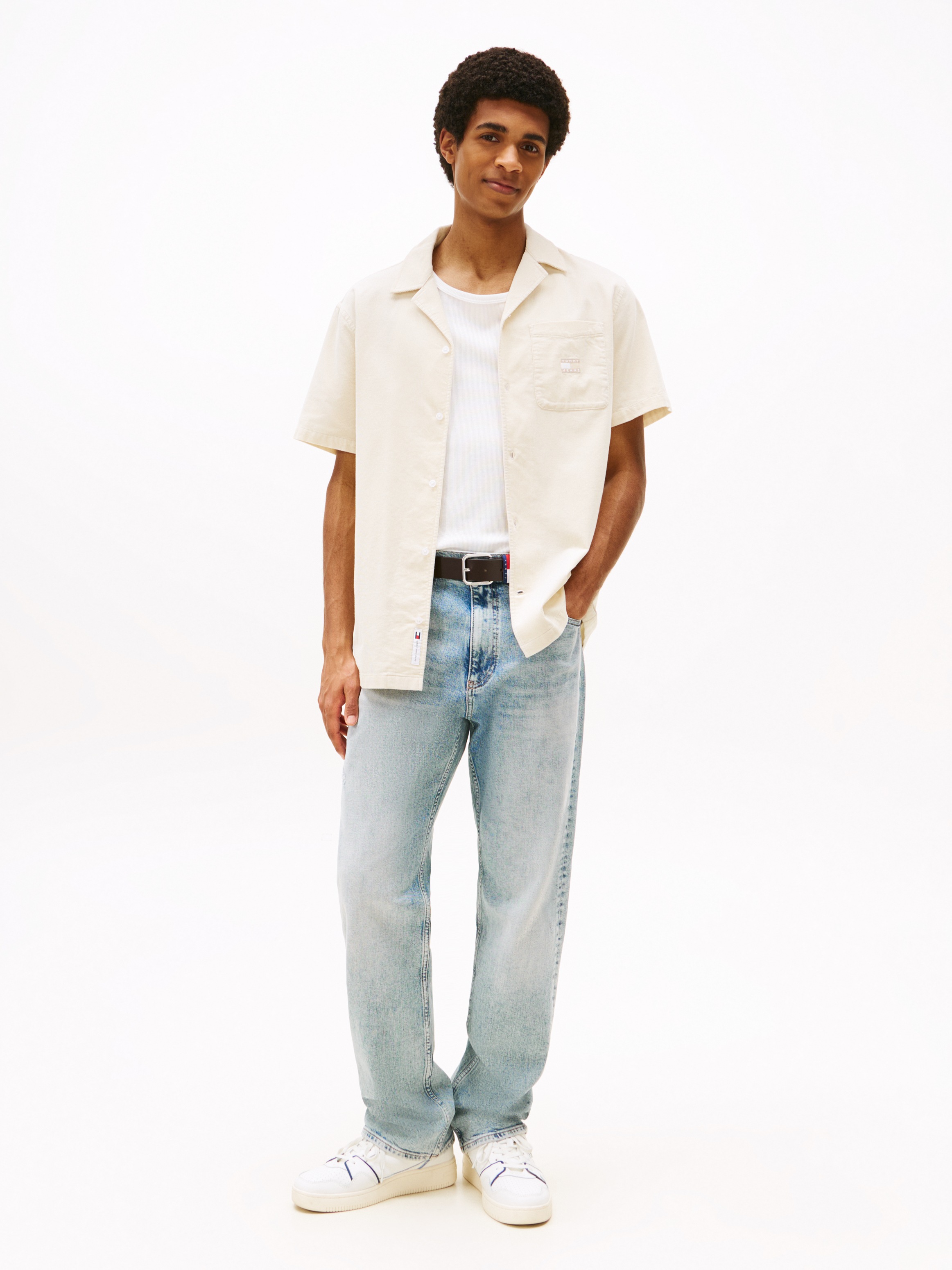 Tommy Jeans Kurzarmhemd »TJM CORD REG CAMP SHIRT«, Mit Rundhalsausschnitt