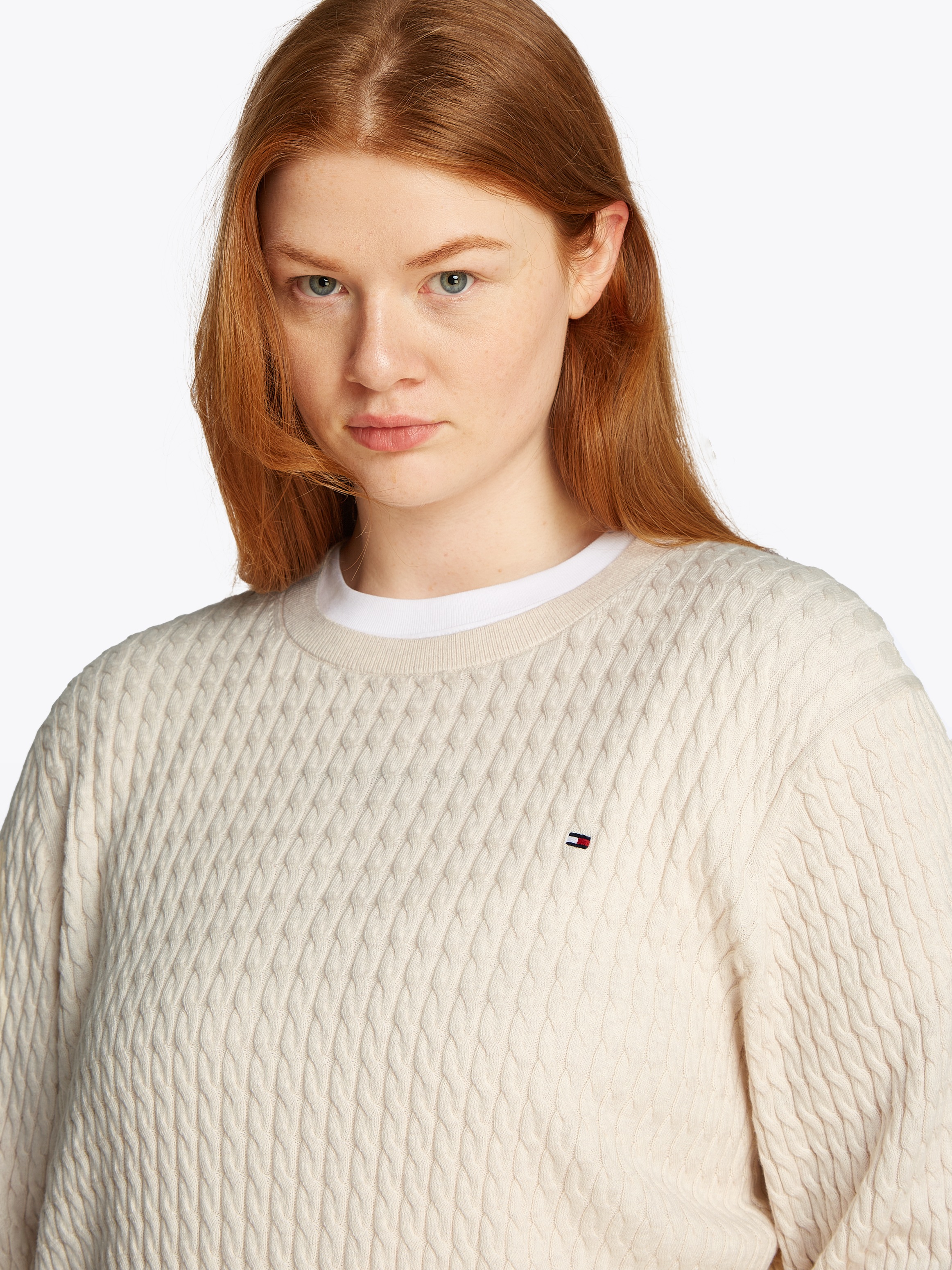 Tommy Hilfiger Curve Rundhalspullover »CRV CO CABLE C-NK LS SWEATER«, in Großen Größen, Zopfmuster, Logostickerei