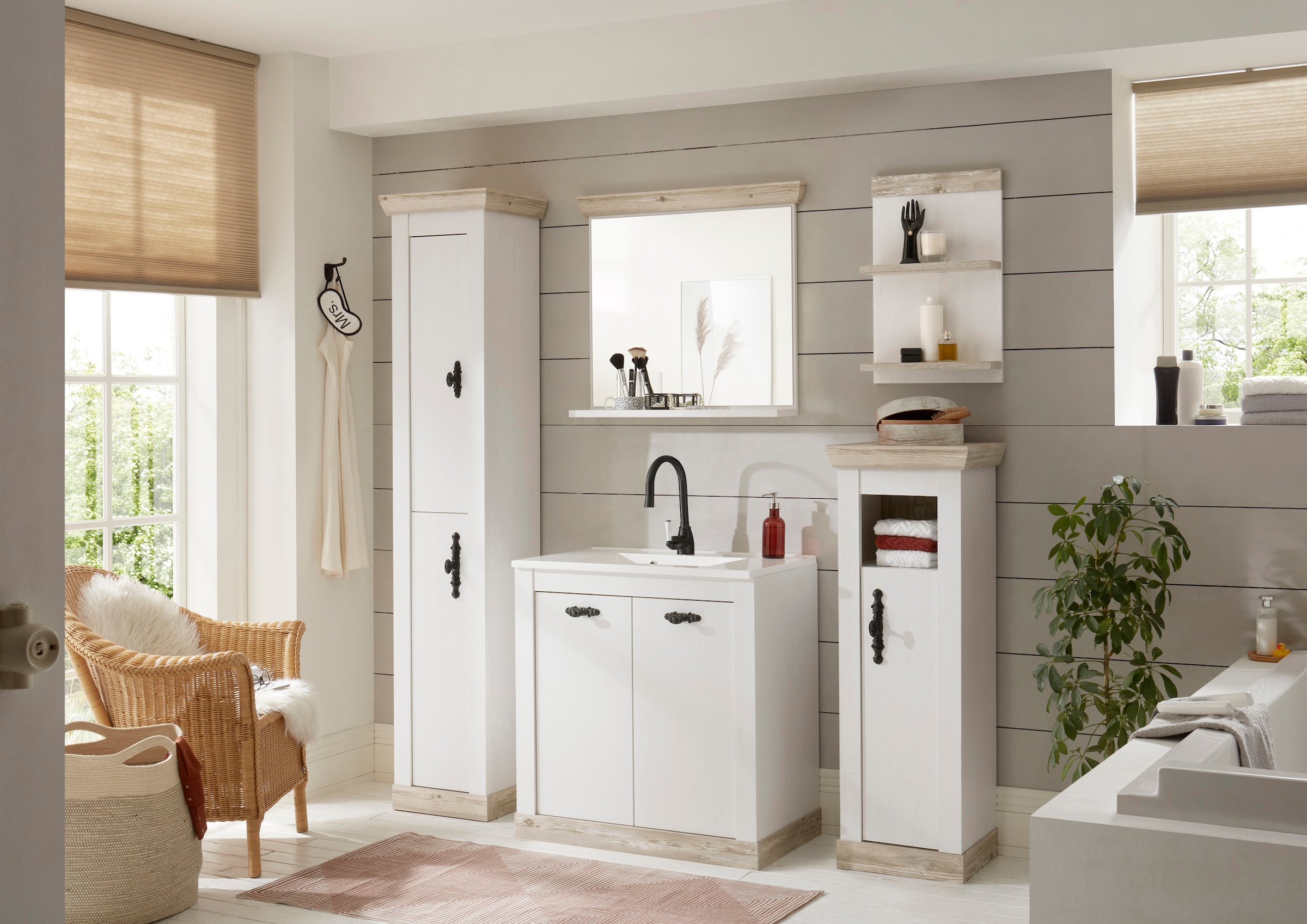 Home affaire Badmöbel-Set »Florenz, Bad im Landhausstil, 5-teiliges Badezimmer«, (5 St.), Waschtisch, Schränke, Wandregal und Spiegel, in Pinie Weiß, Stauraum