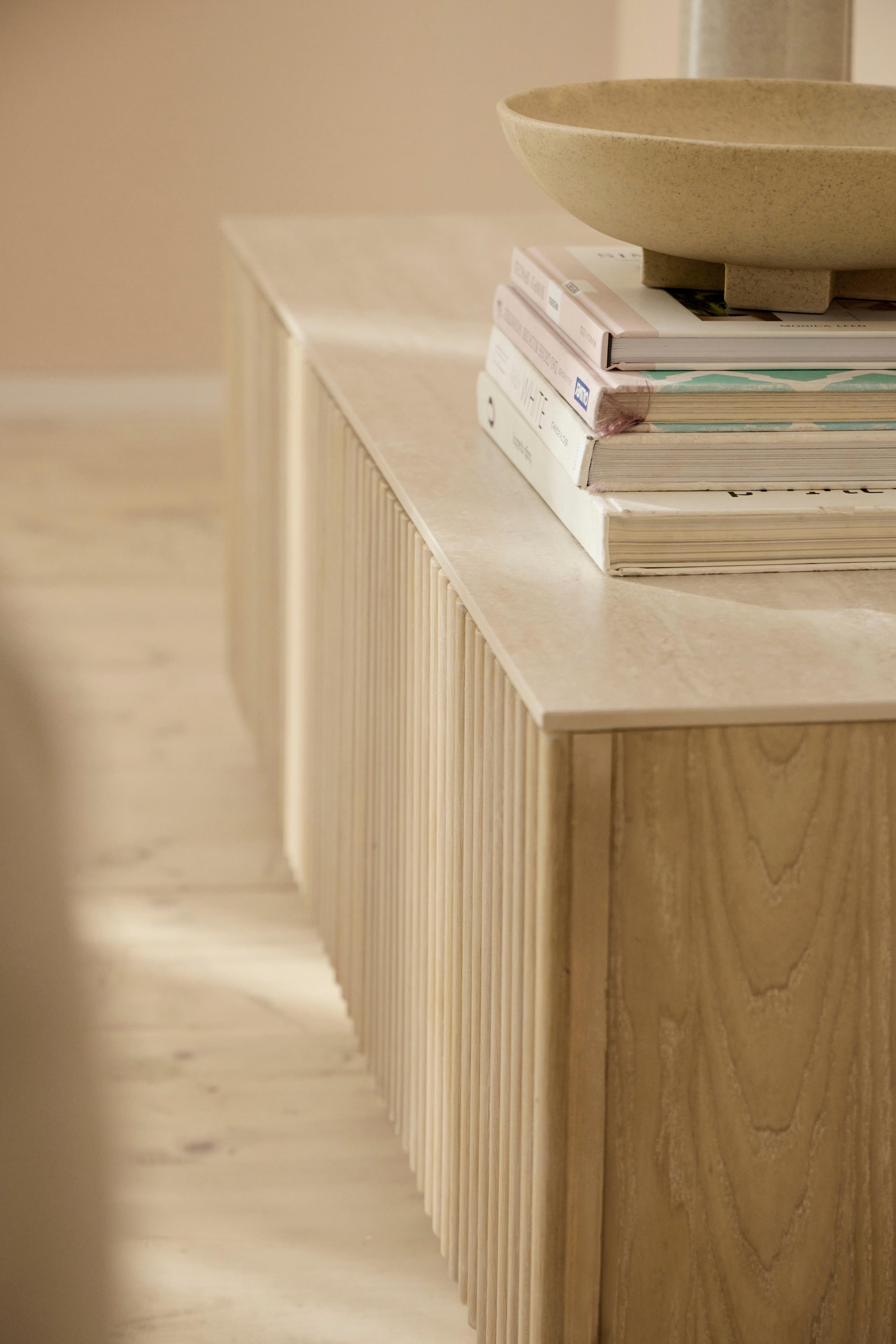 homsy by Ana Johnson TV-Schrank »Solva« Holzoptik aus Esche, geriffelte Front, Keramikplatte, Breite 138 cm