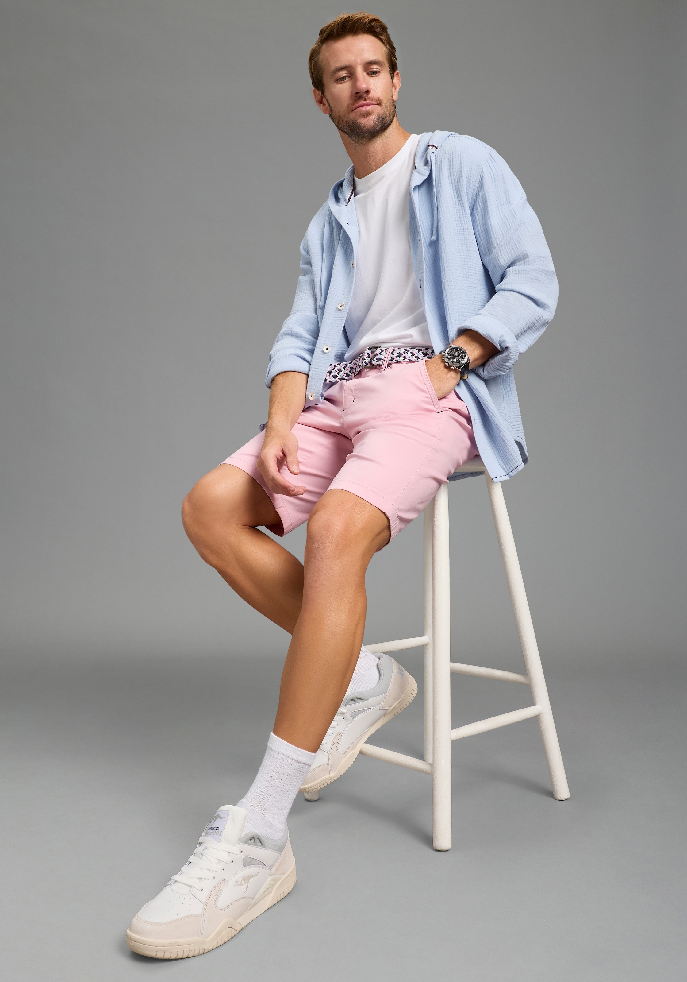 KangaROOS Chinoshorts  gerade geschnitten, kniefrei, mit Gesäß- und Eingrifftaschen