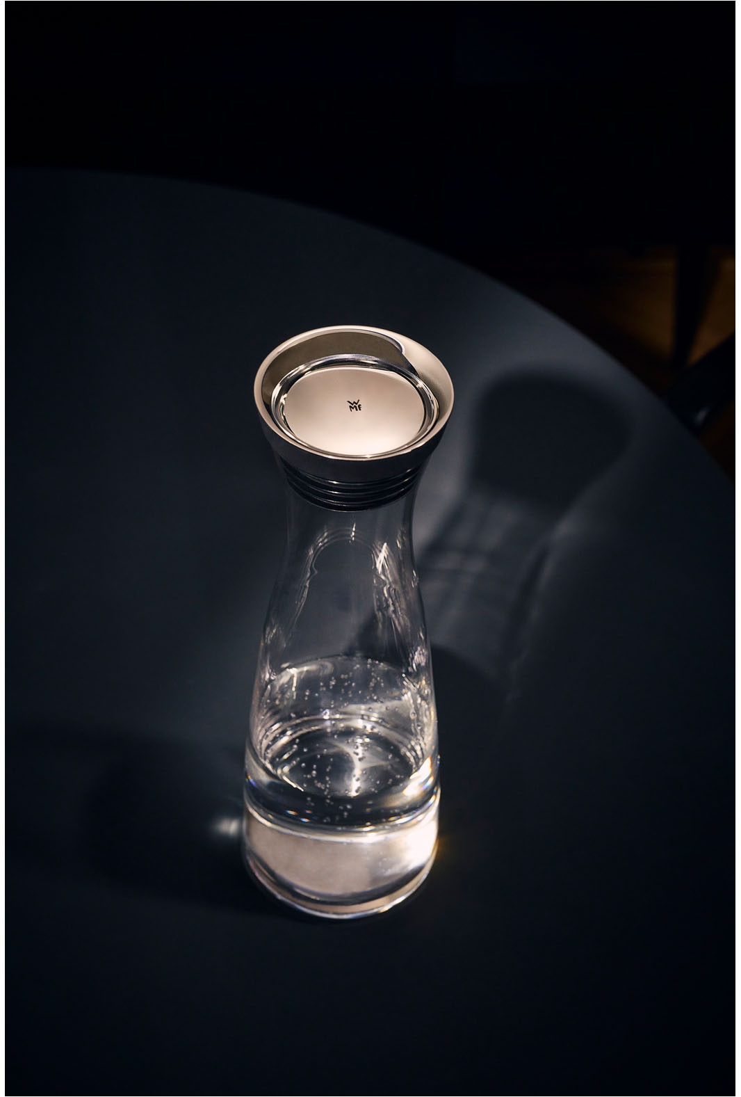 WMF Wasserkaraffe »Basic für Kalt- und Warmgetränke, Silikonrand, 1 l Fassungsvermögen« Close-Up-Verschluss ink. integriertem Sieb, spülmaschinengeeignet